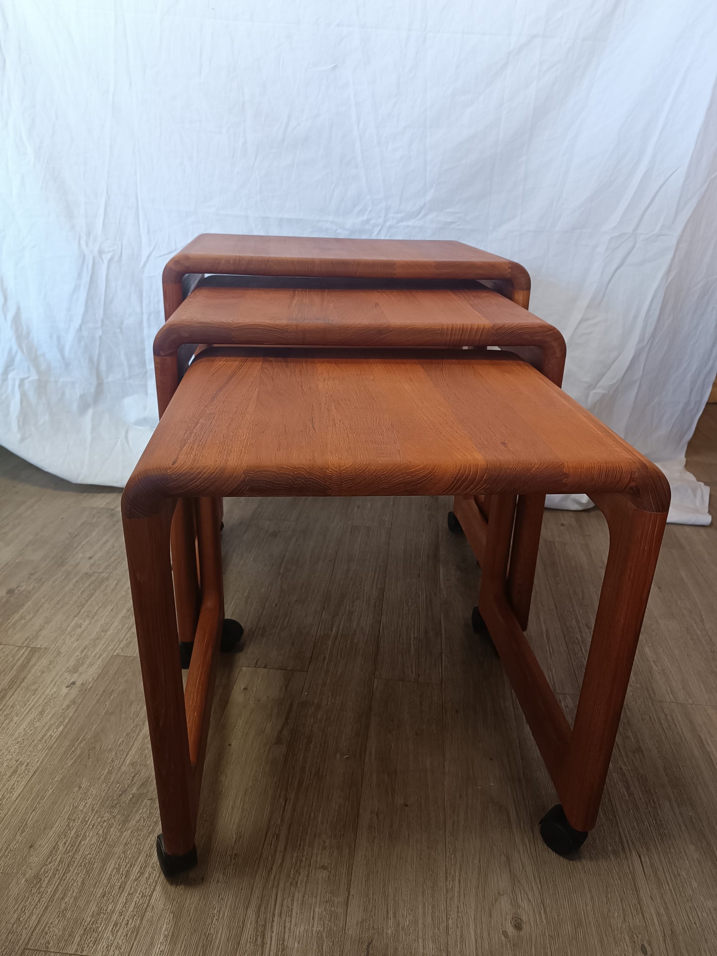 Tables gigognes scandinaves en teck massif