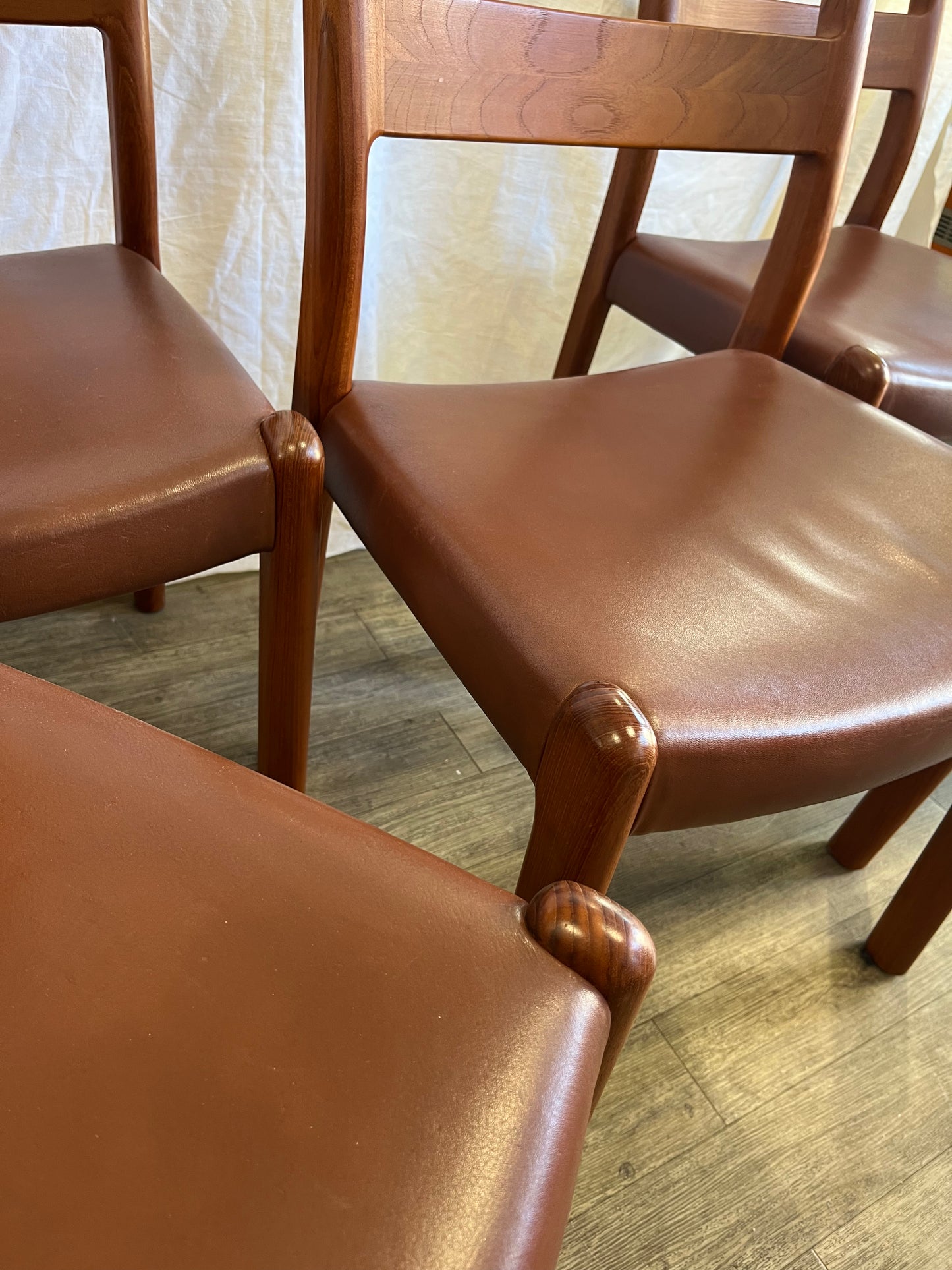 Chaises scandinaves en teck massif Niels O.Møller 1970