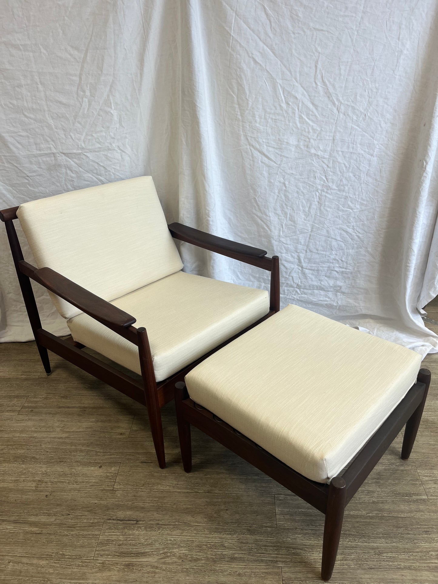 Fauteuil scandinave en teck massif avec ottoman 1960