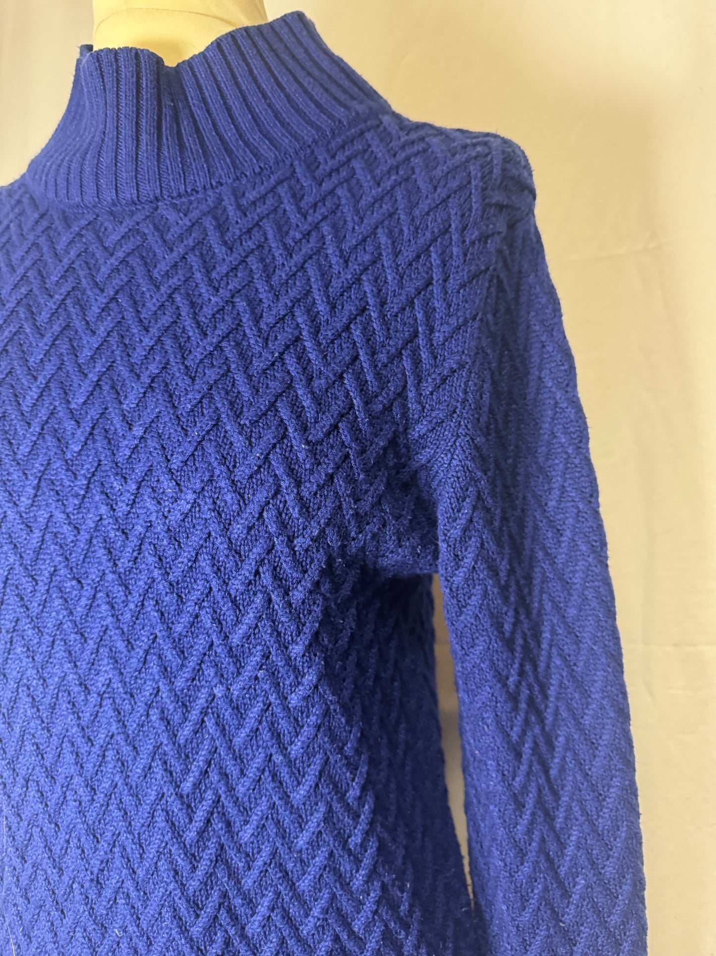 Pull bleu électrique