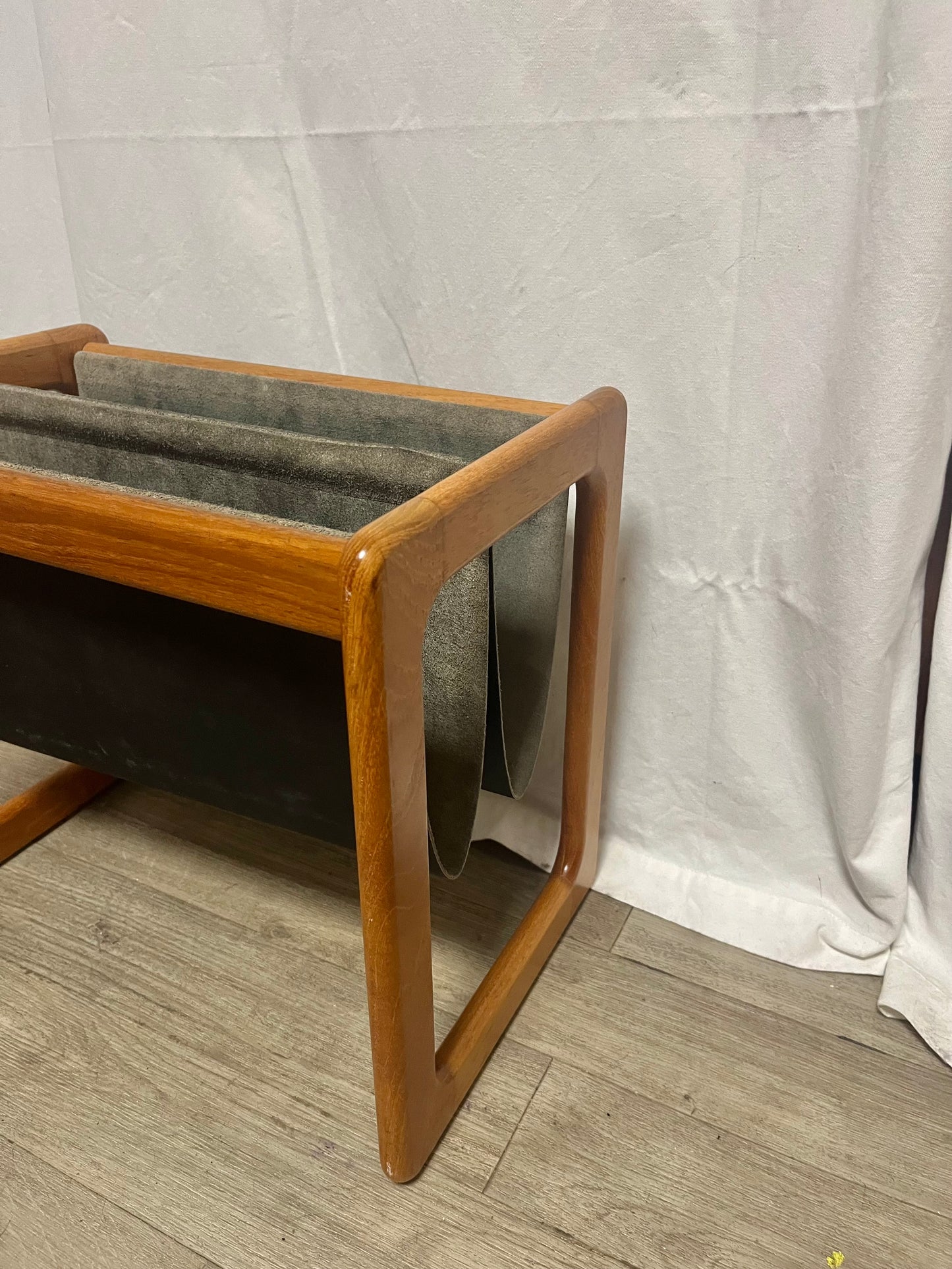 Porte-revues scandinave en teck massif et cuir Aksel Kjesgaard 1970