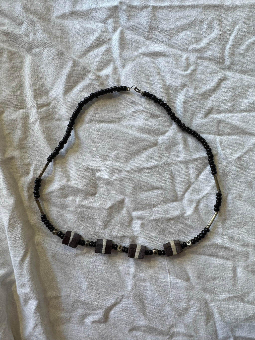Collier noir en pierre
