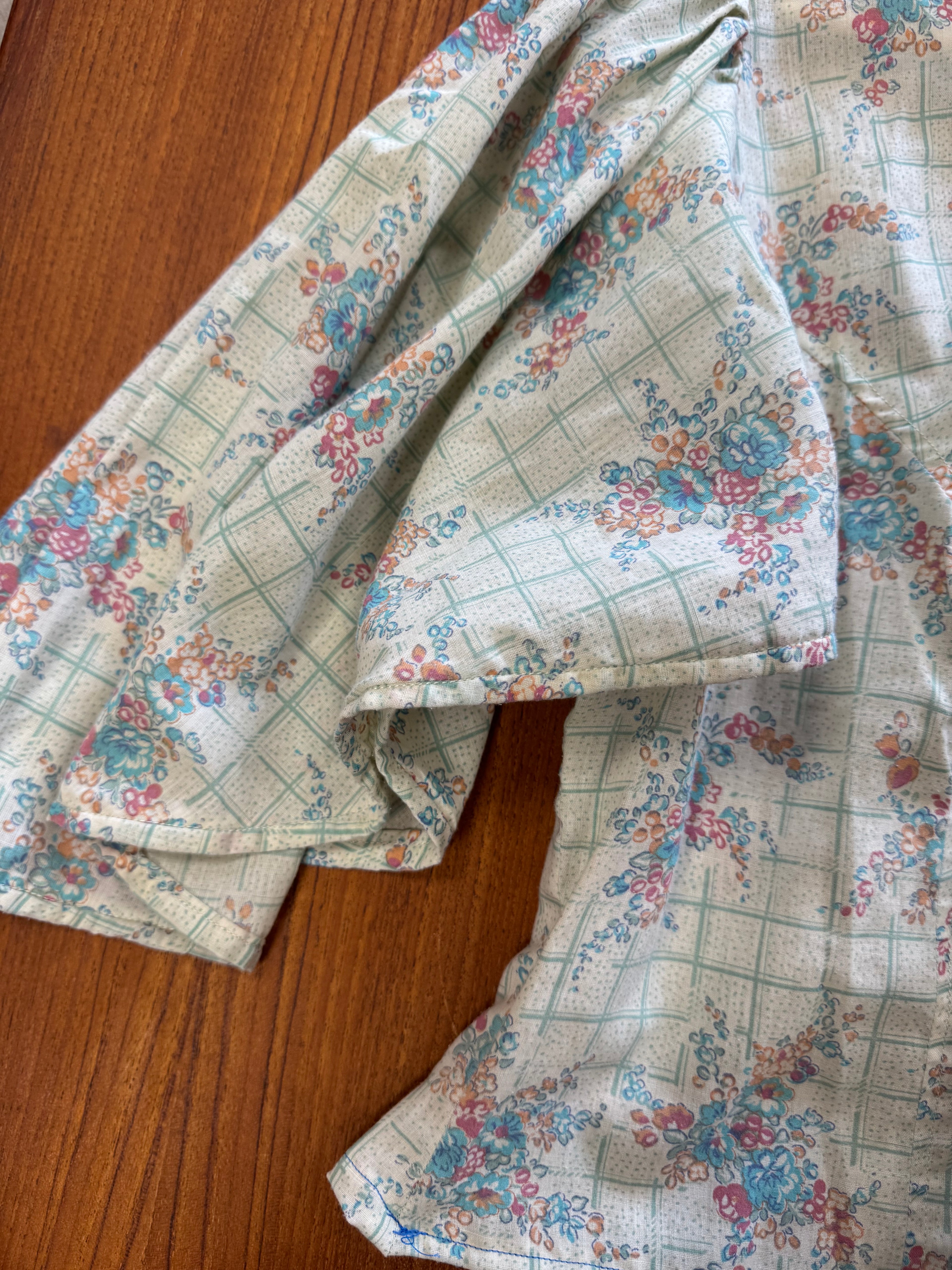 Blouse courte à fleurs