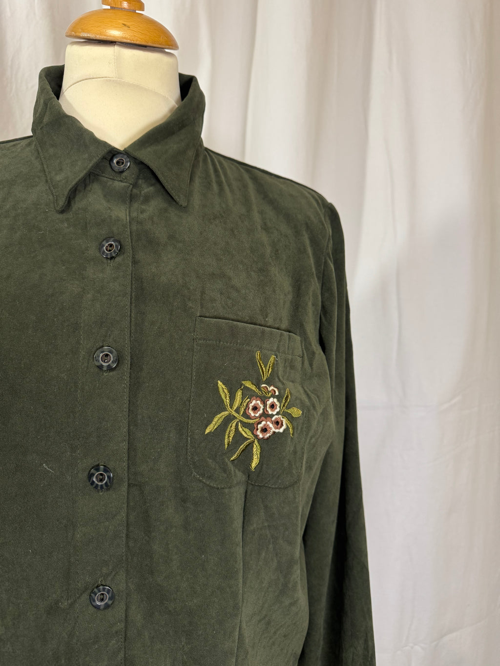 Chemise verte brodée
