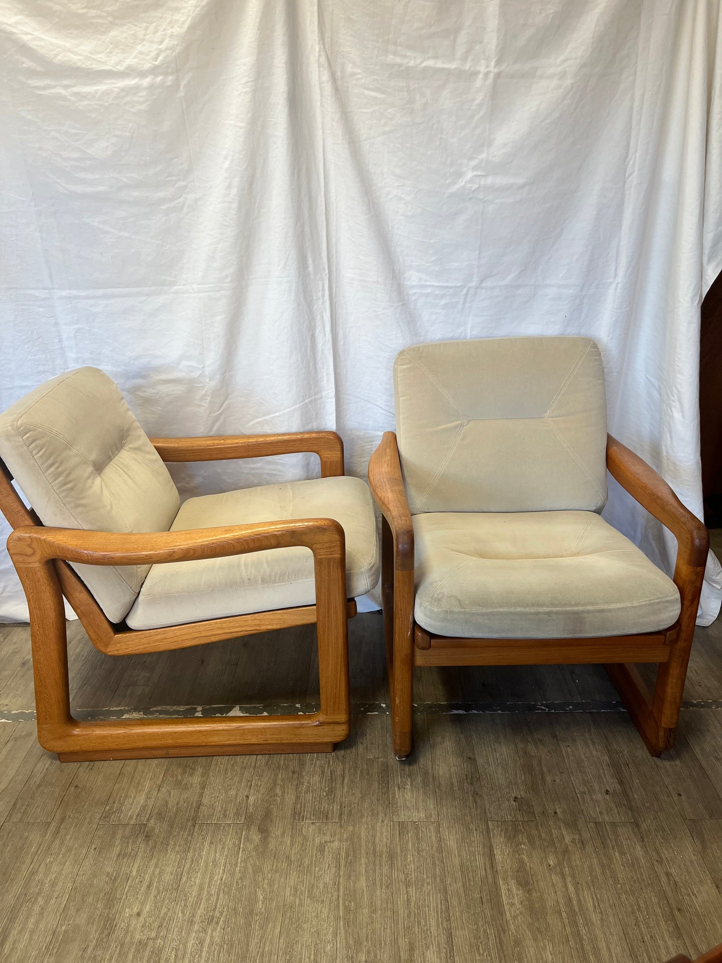 Paire de fauteuils scandinaves en teck massif 1970