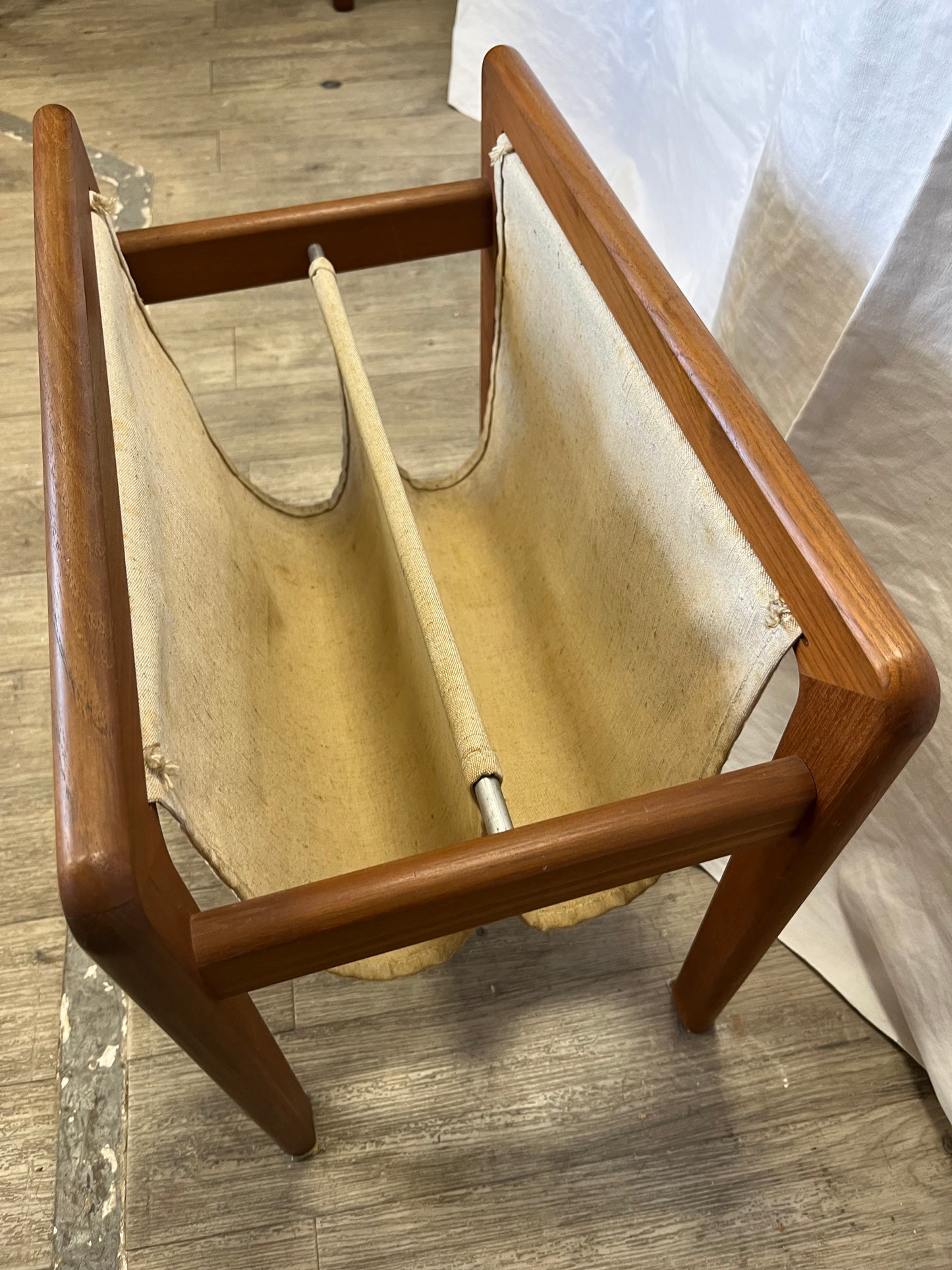 Porte revues scandinave en teck massif 1970