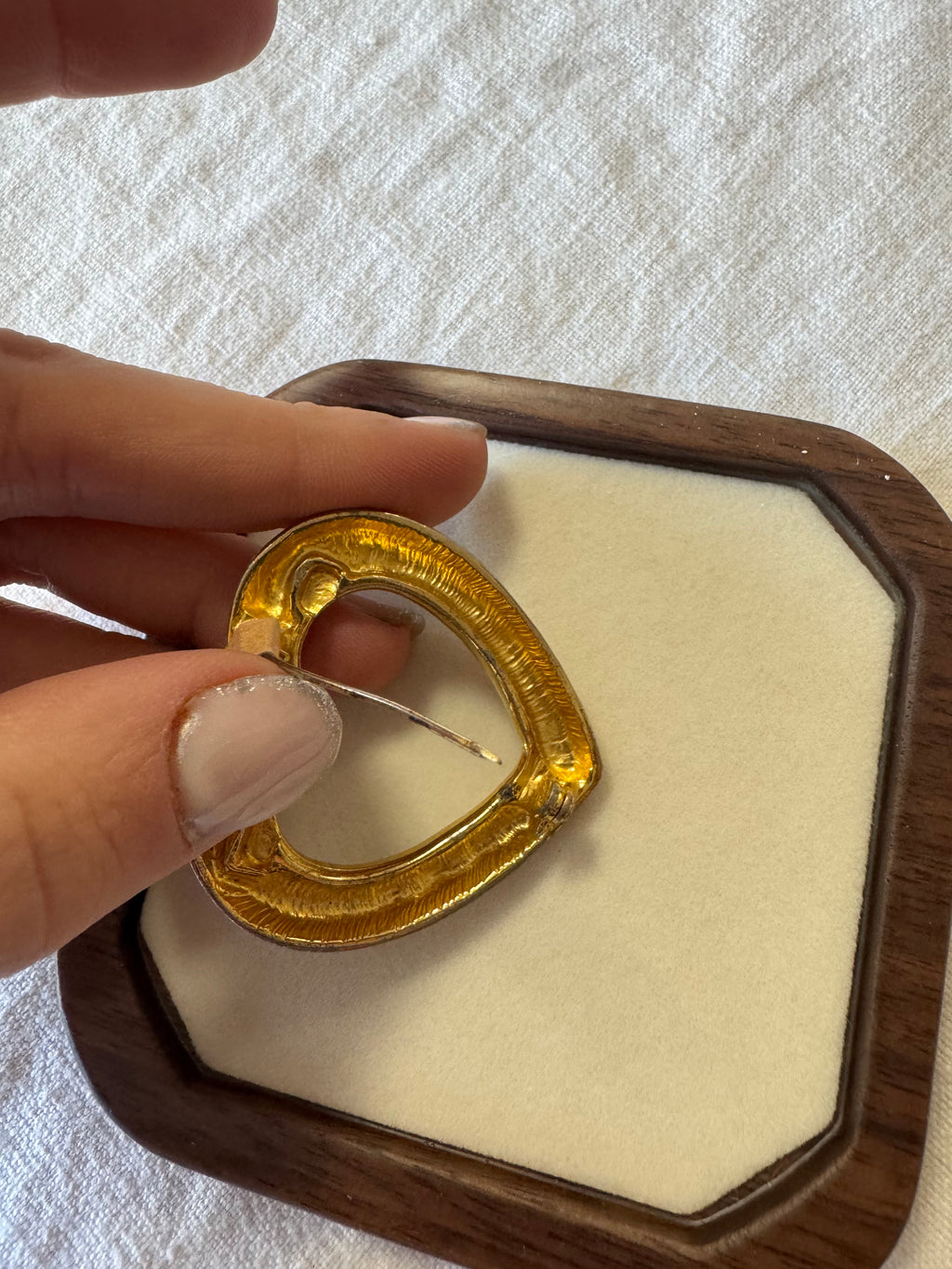 Broche en métal coeur