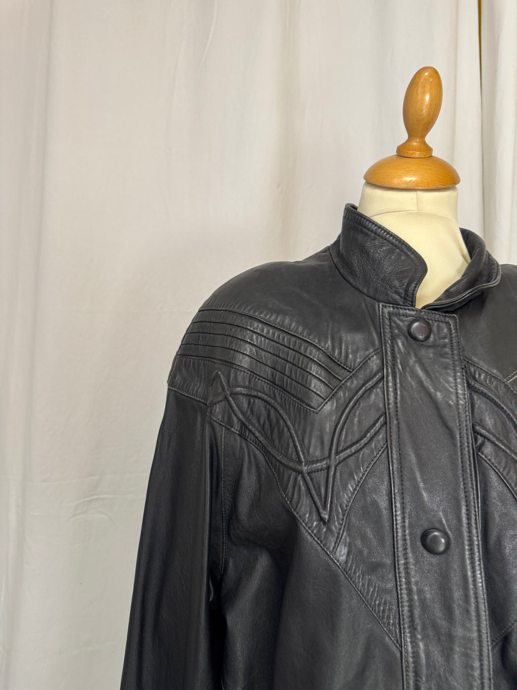 Veste en cuir brodée