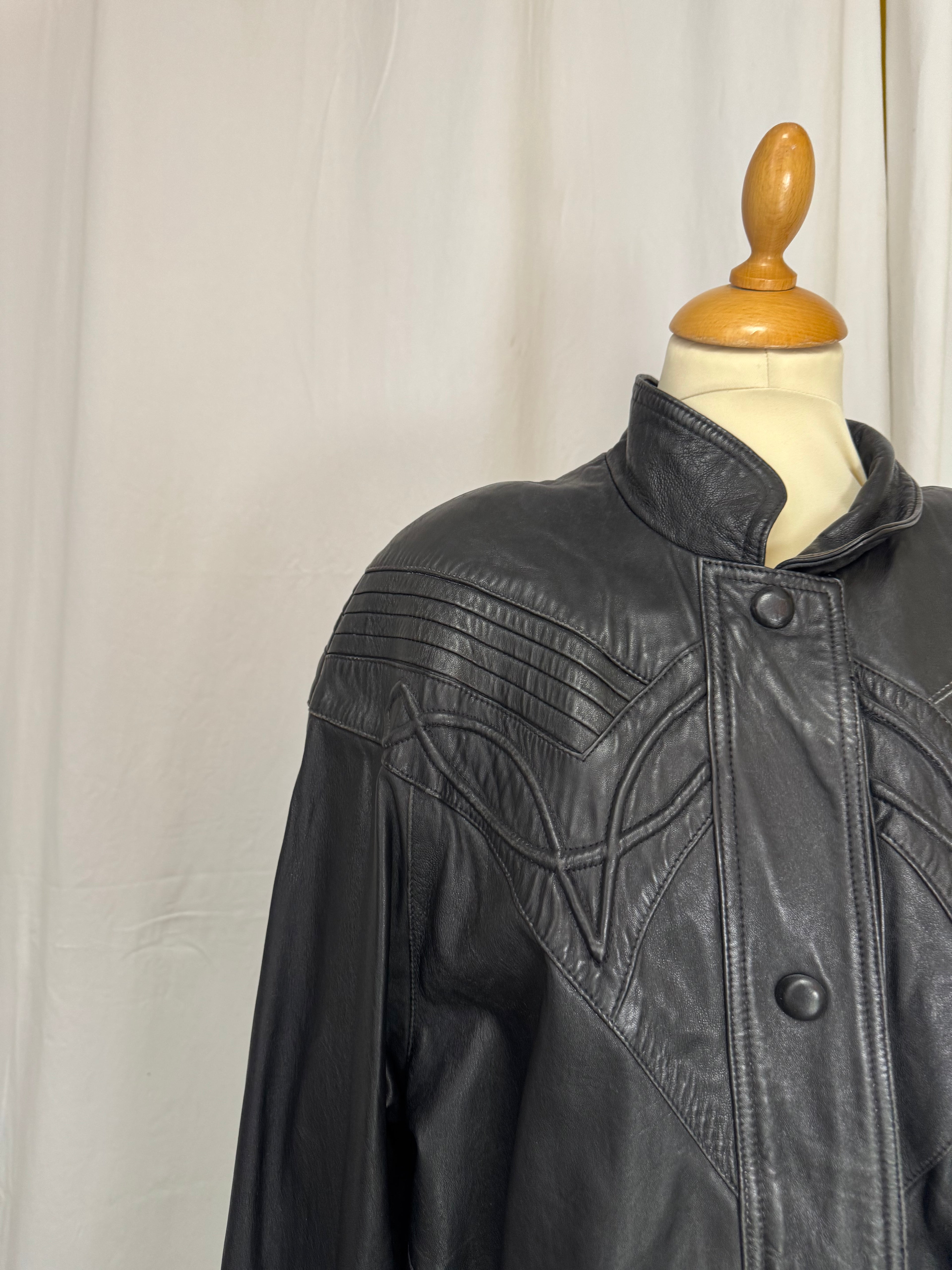 Veste en cuir brodée