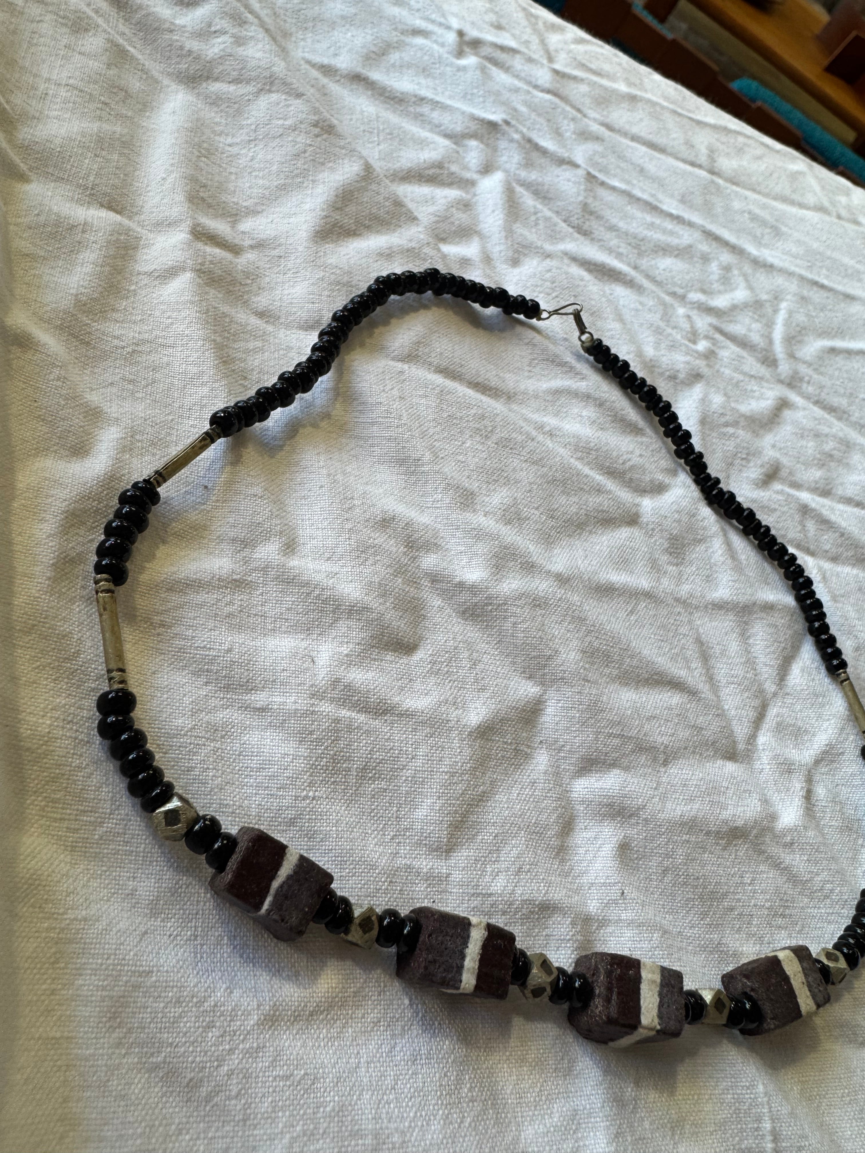 Collier noir en pierre