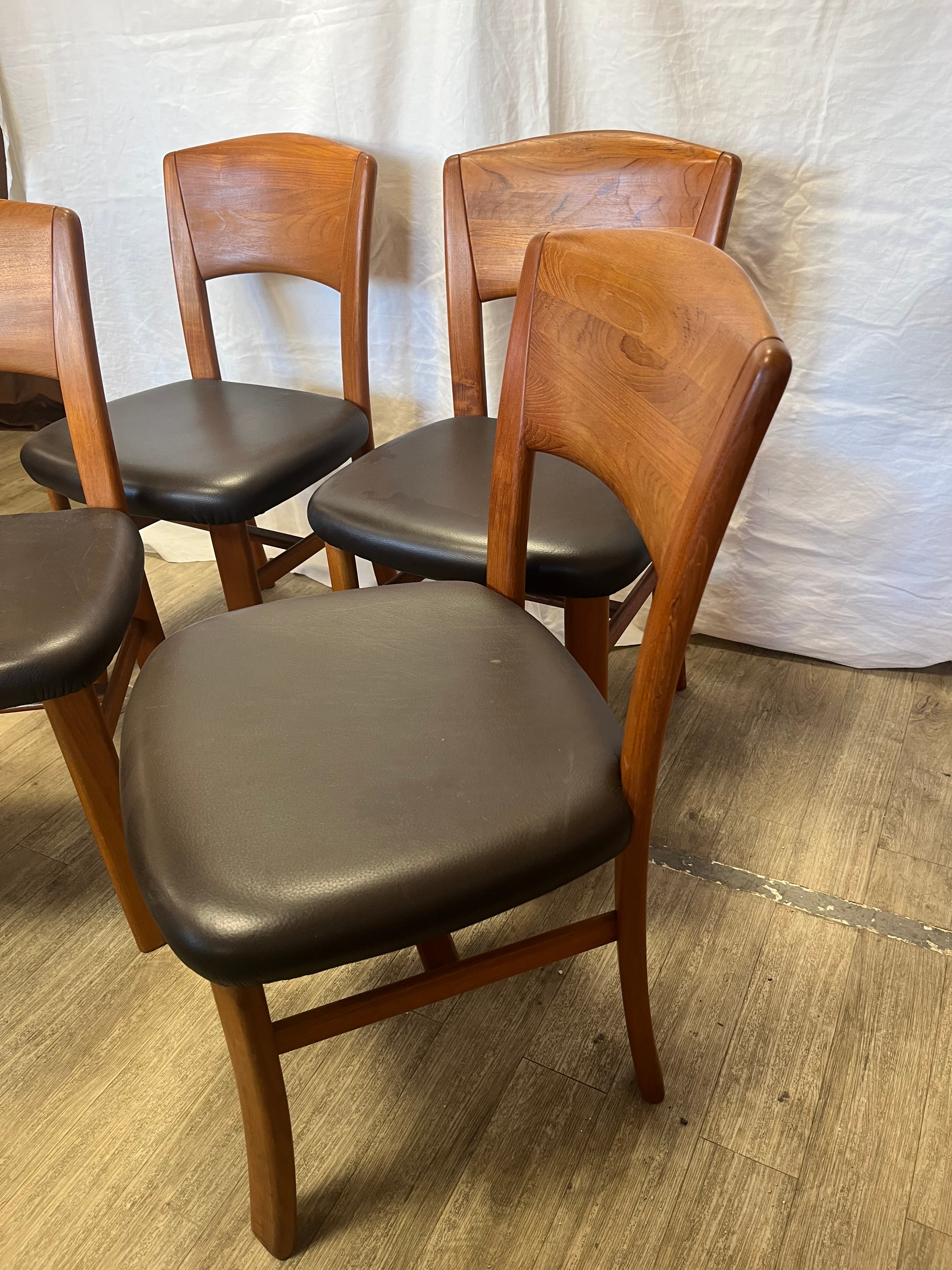 Chaises scandinaves en teck massif 1970