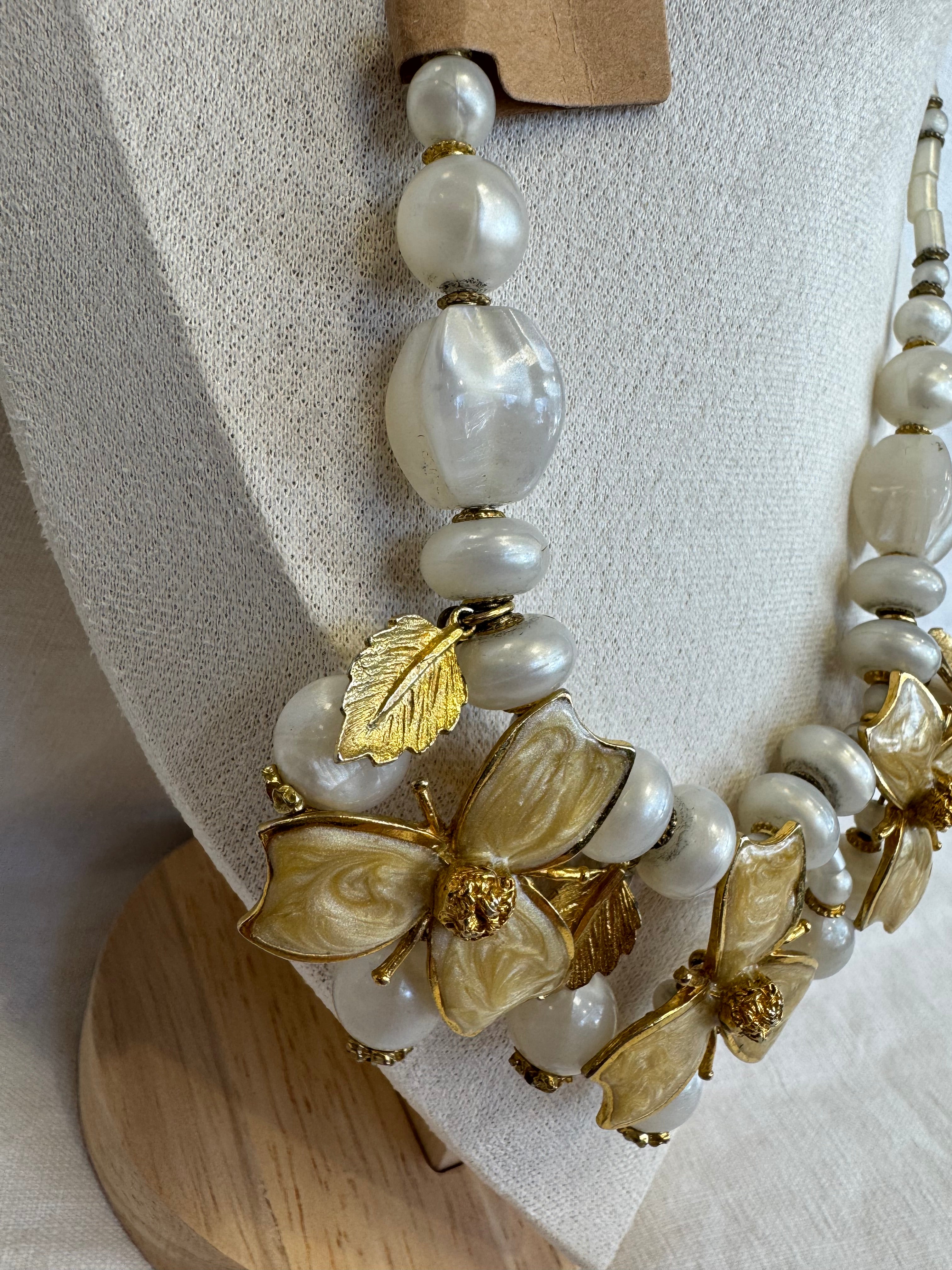 Collier fleurs pendantes