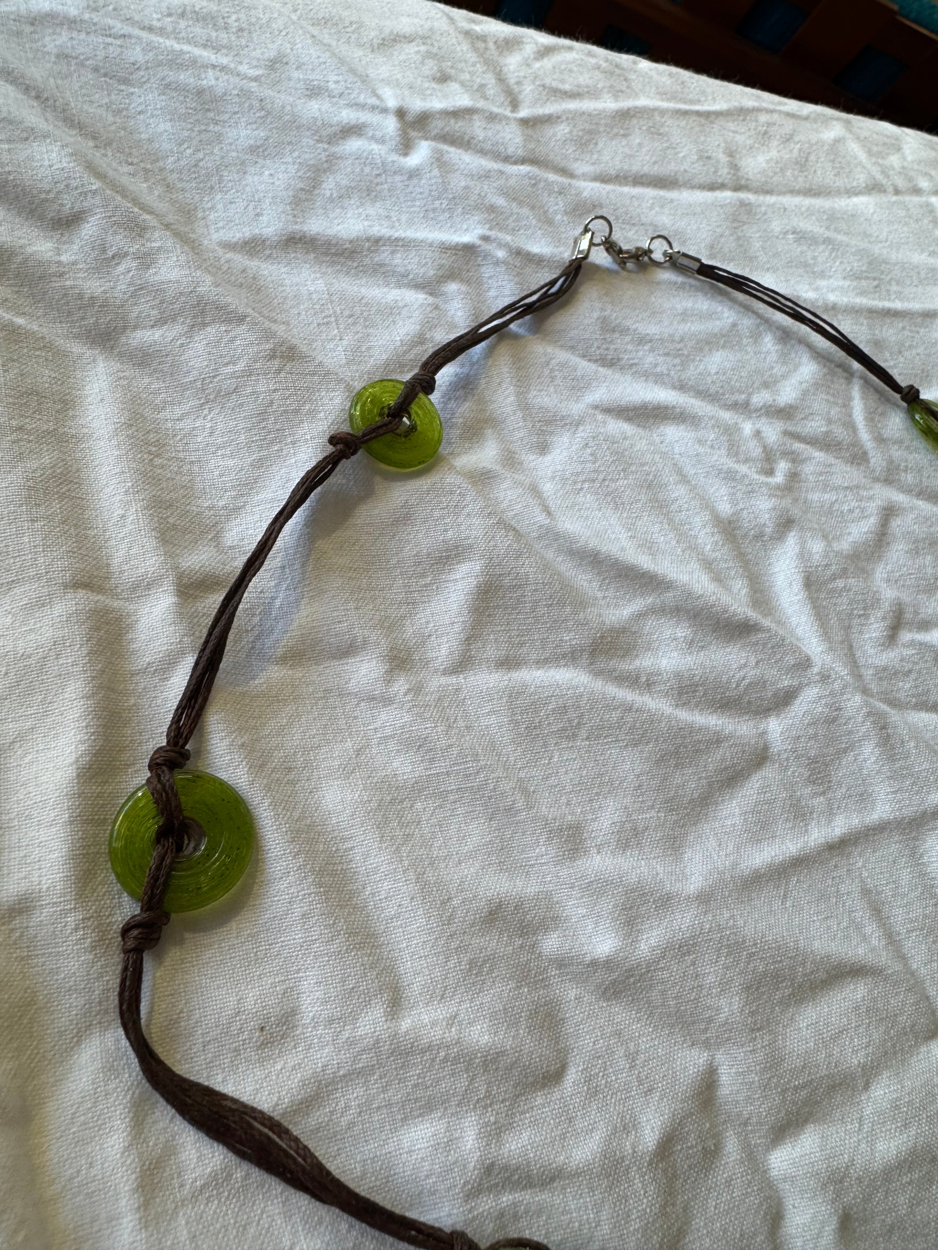 Collier vert en verre