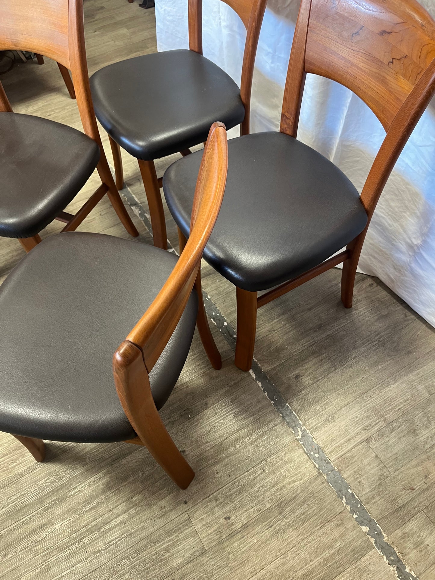 Chaises scandinaves en teck massif 1970