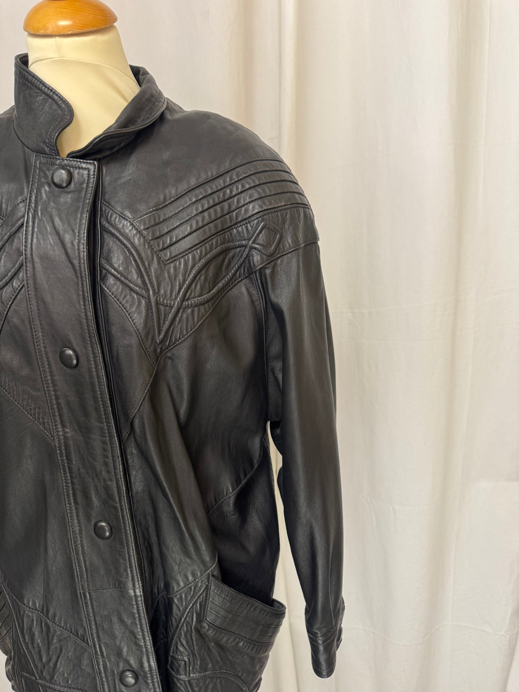 Veste en cuir brodée