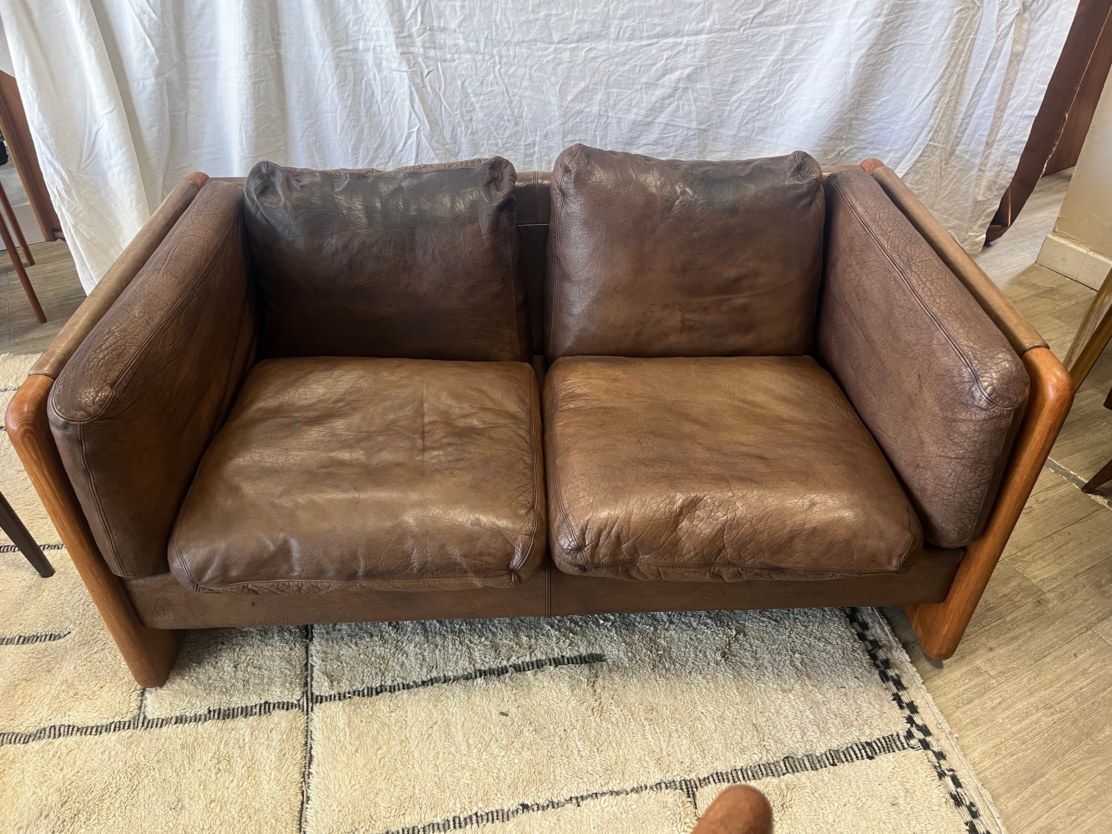 Banquette scandinave en teck massif et cuir 1970