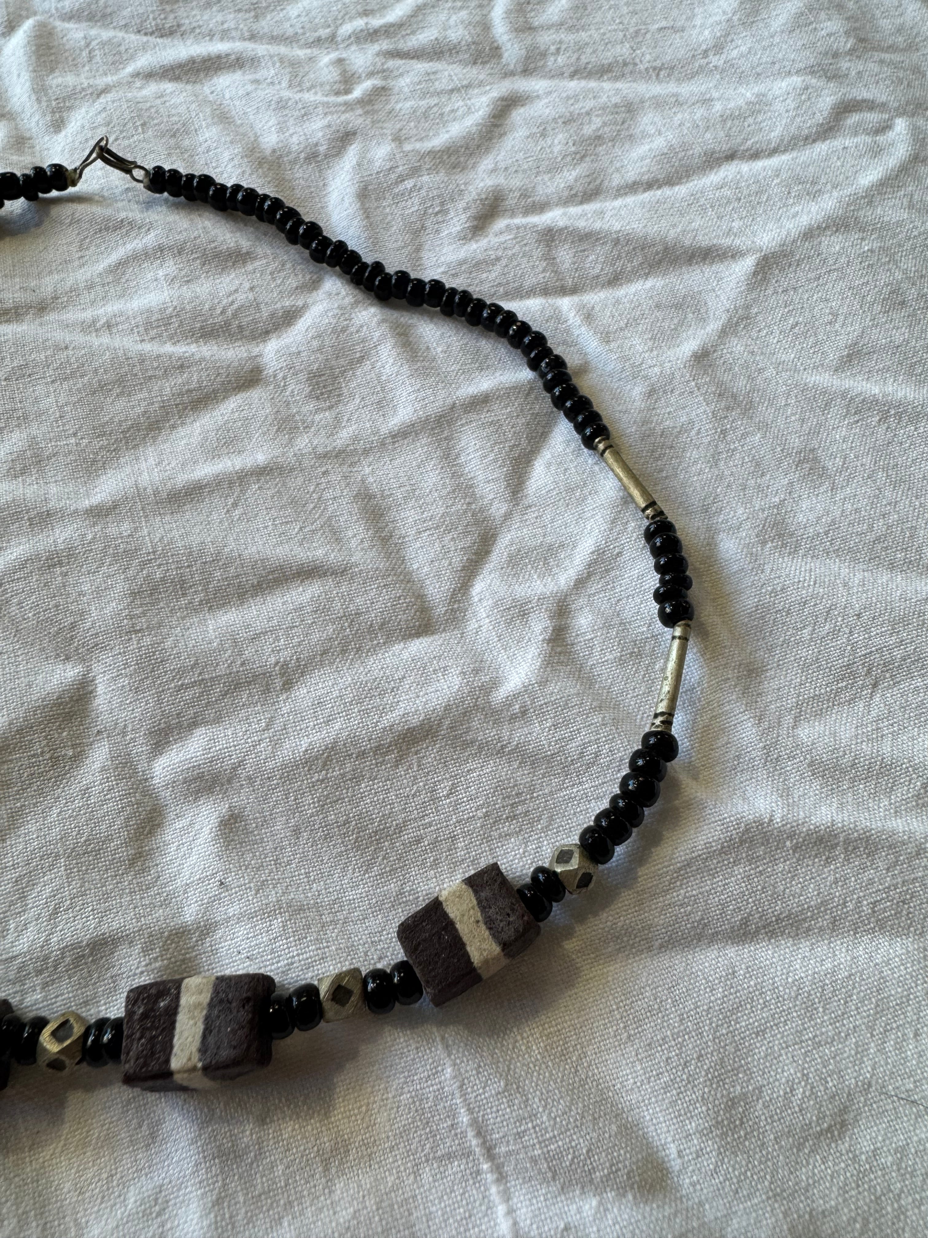Collier noir en pierre