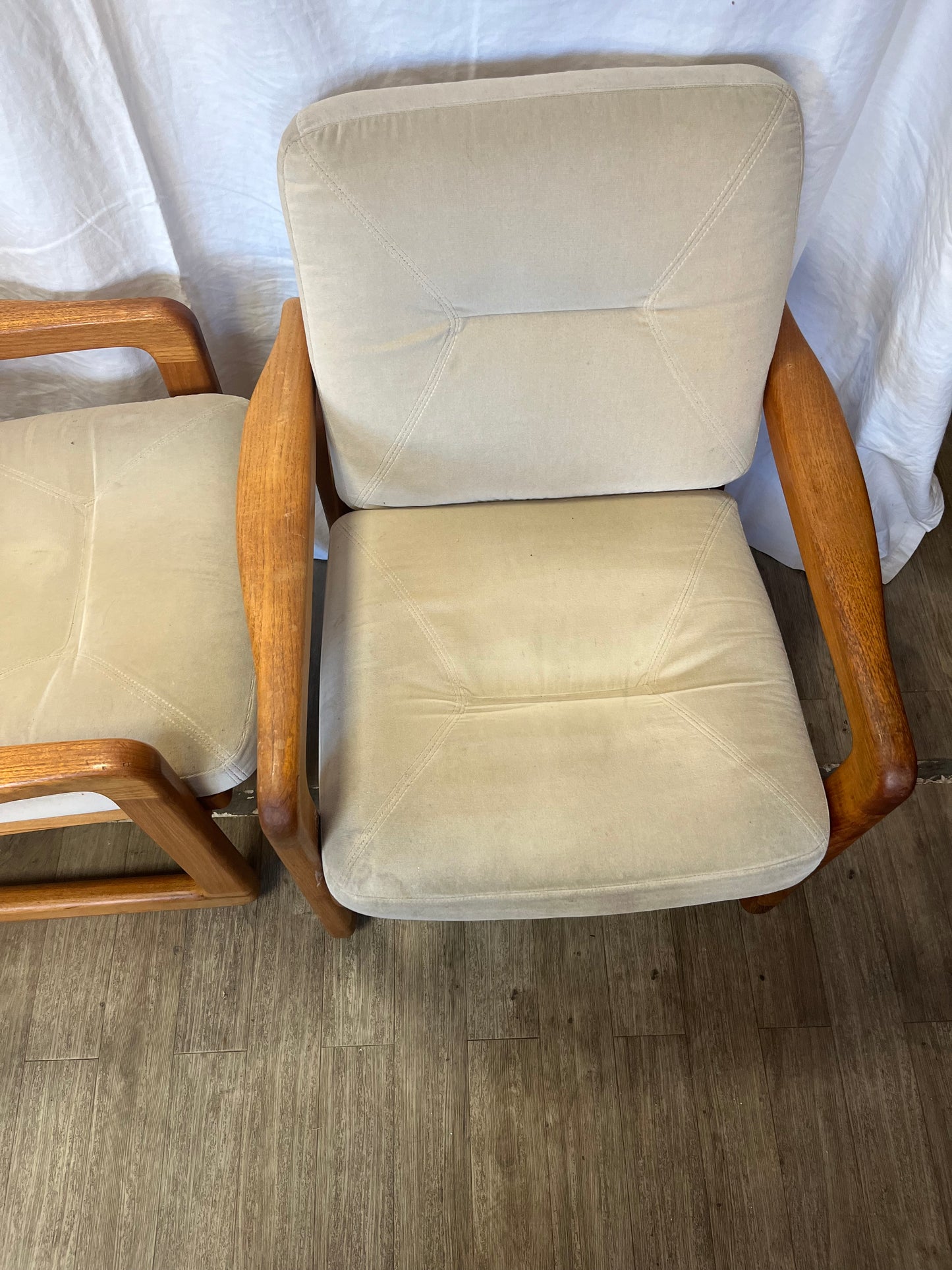 Paire de fauteuils scandinaves en teck massif 1970