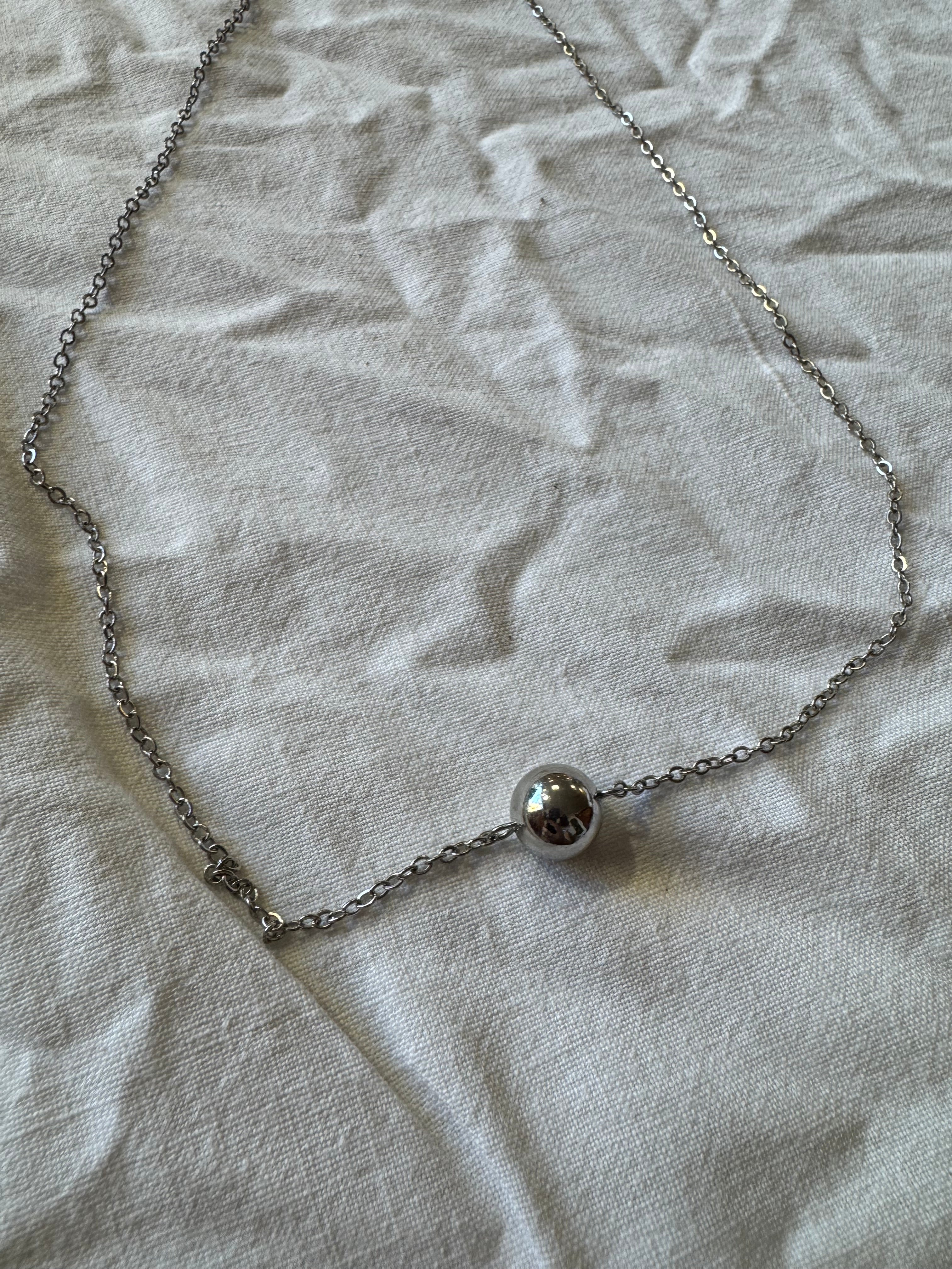Collier en métal argenté