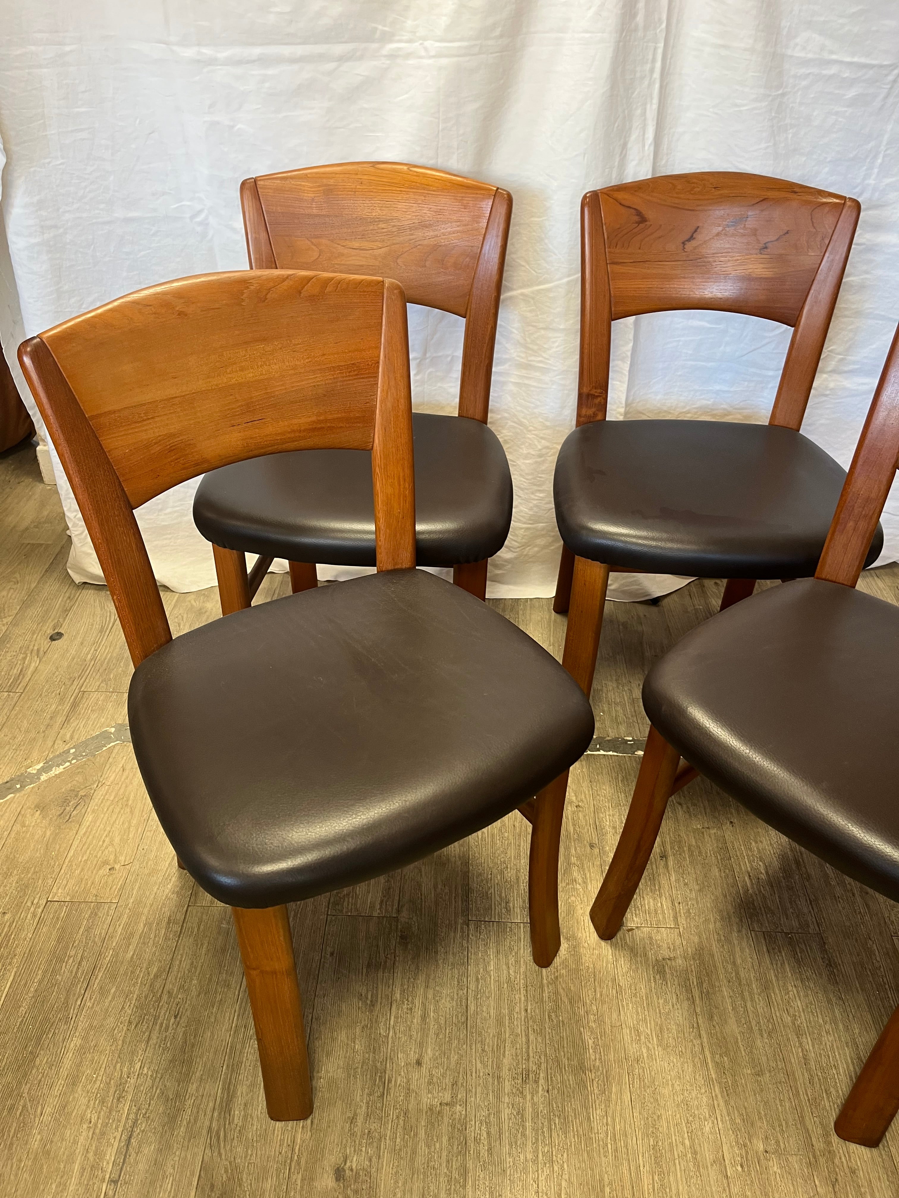 Chaises scandinaves en teck massif 1970