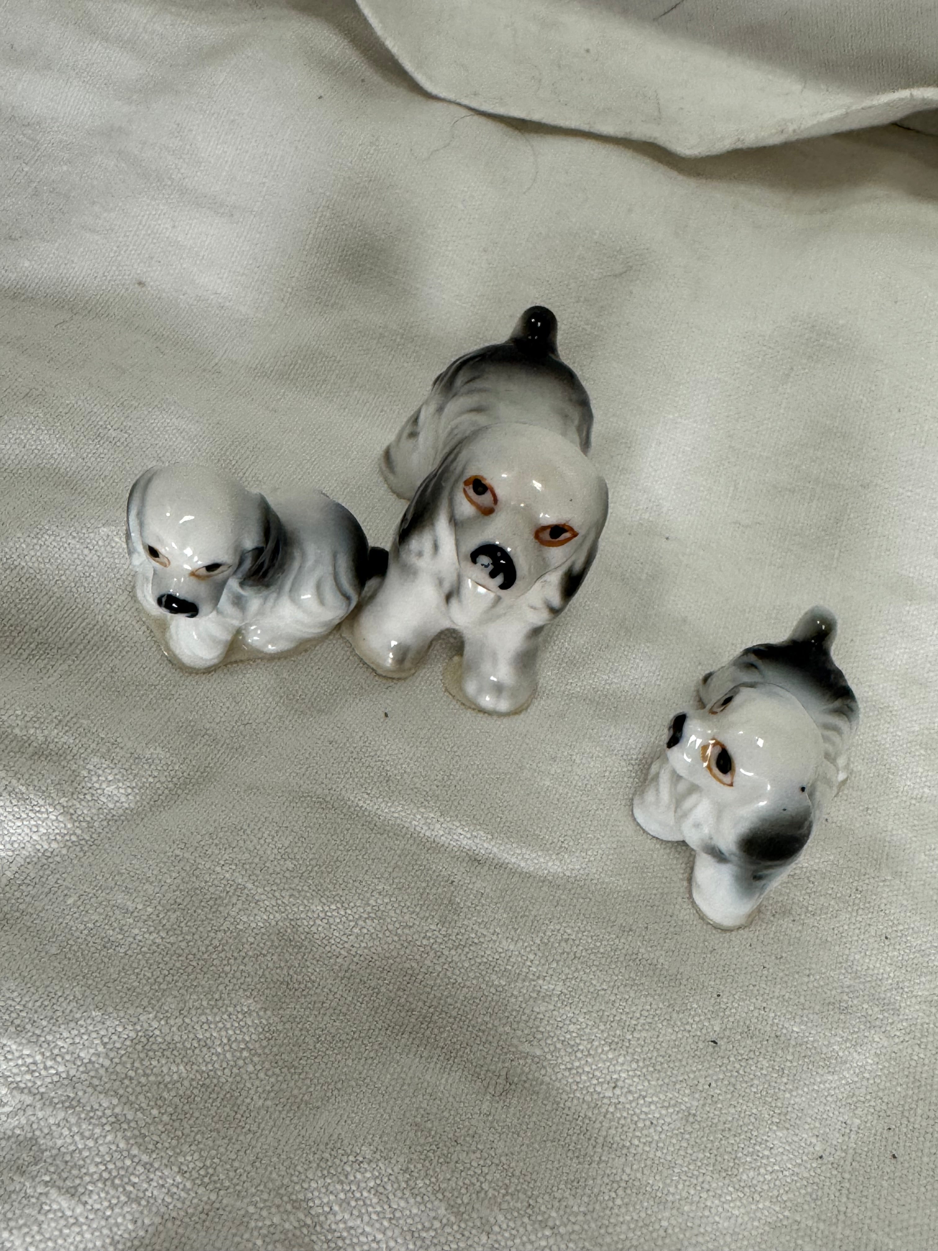 Chiens en céramique