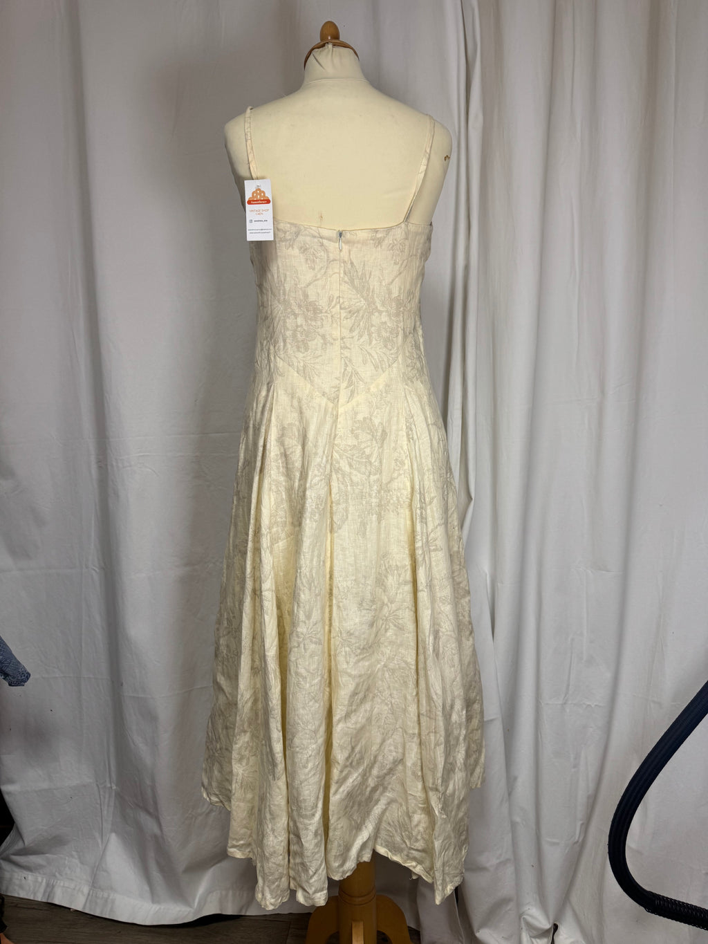 Robe beige à fleurs