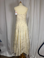 Robe beige à fleurs