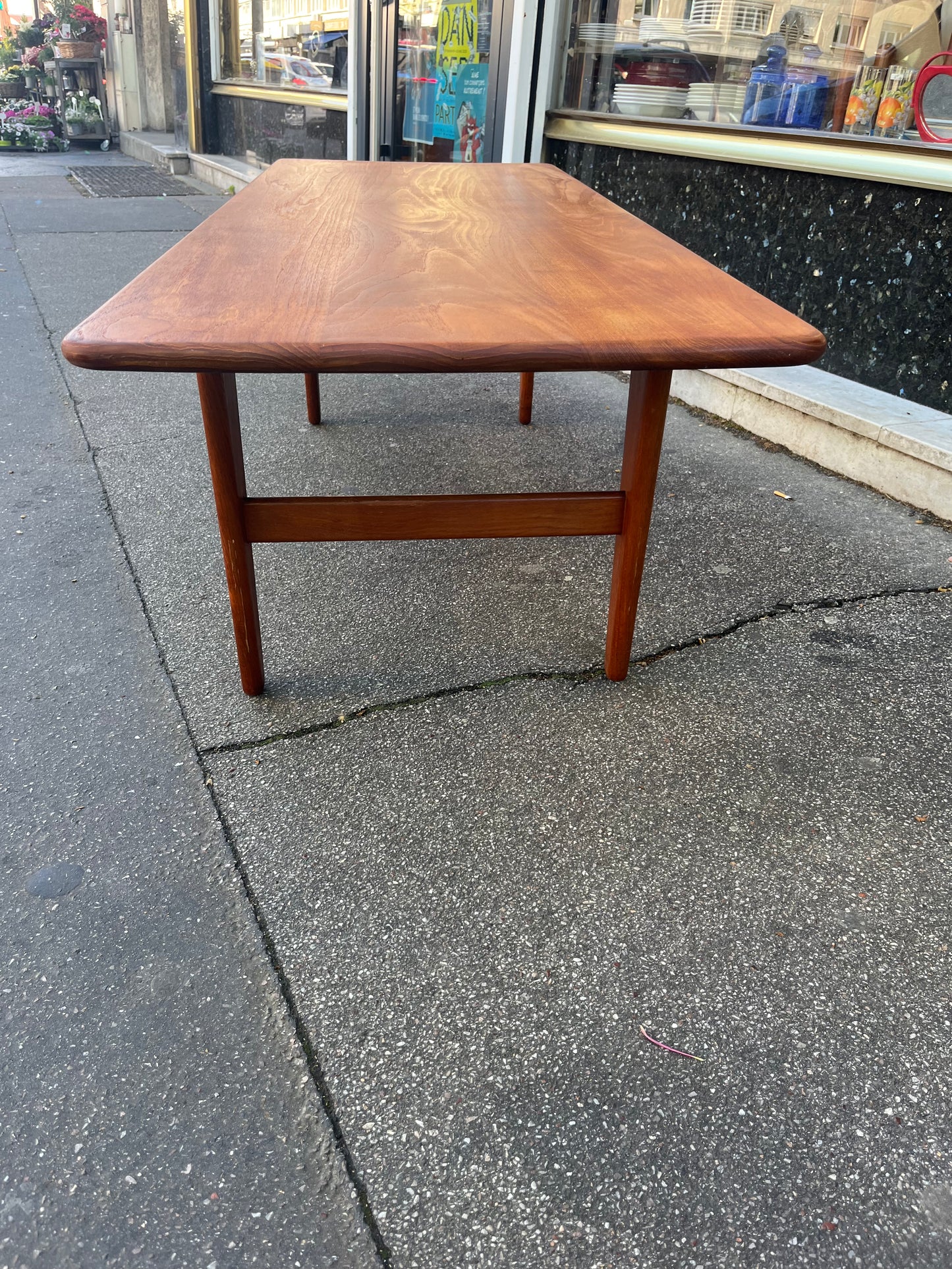 Table basse scandinave en teck massif 1970