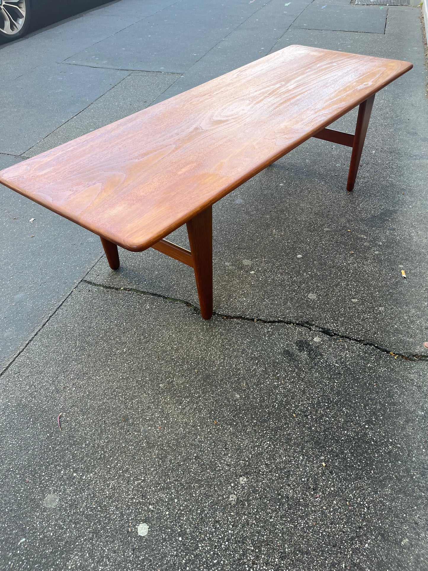 Table basse scandinave en teck massif 1970