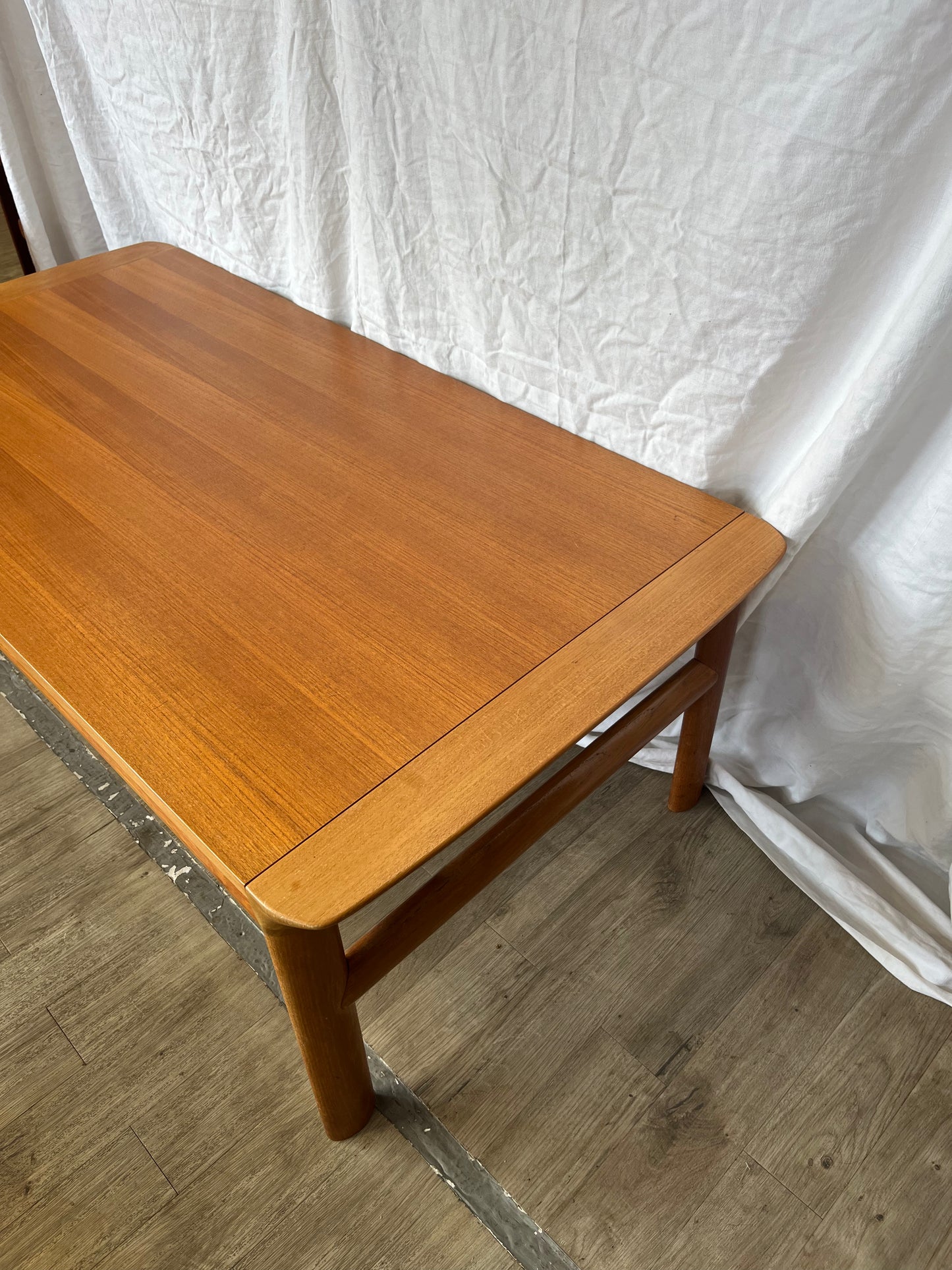 Table basse scandinave en teck massif 1960