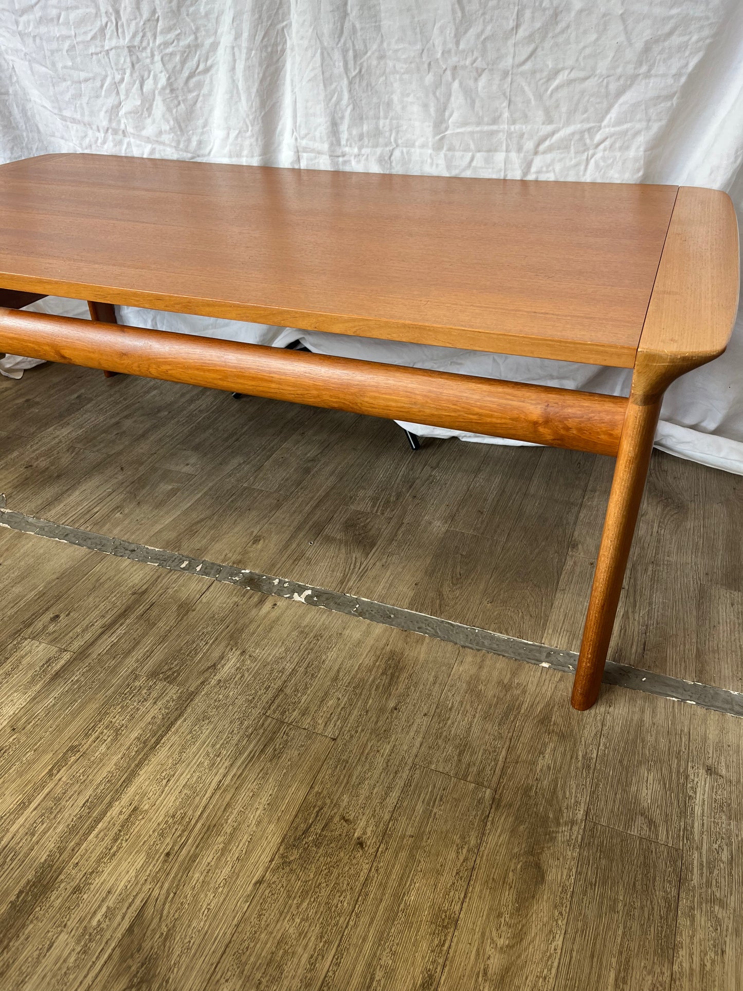 Table basse scandinave en teck massif 1960