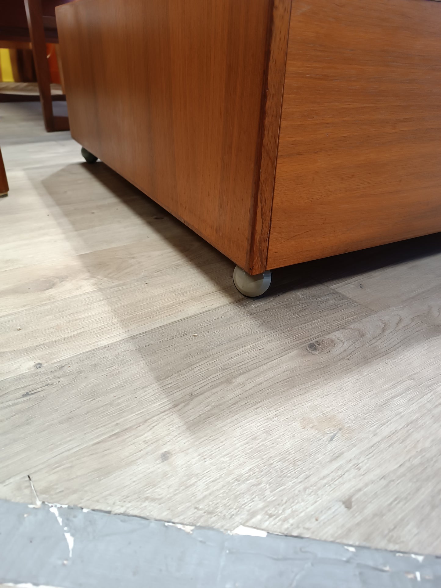 Table basse/coffre cocktail bar à roulettes scandinave