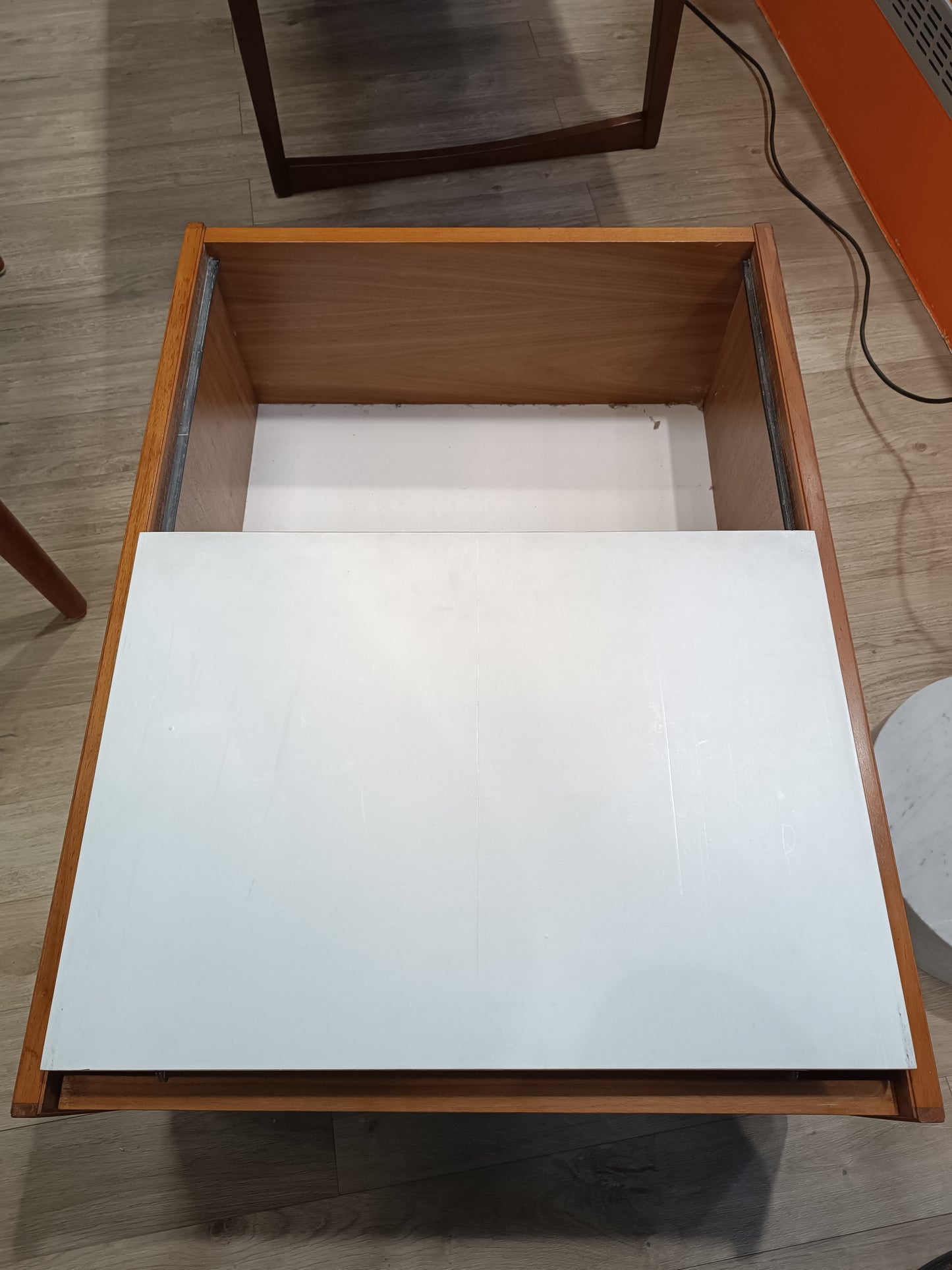 Table basse/coffre cocktail bar à roulettes scandinave