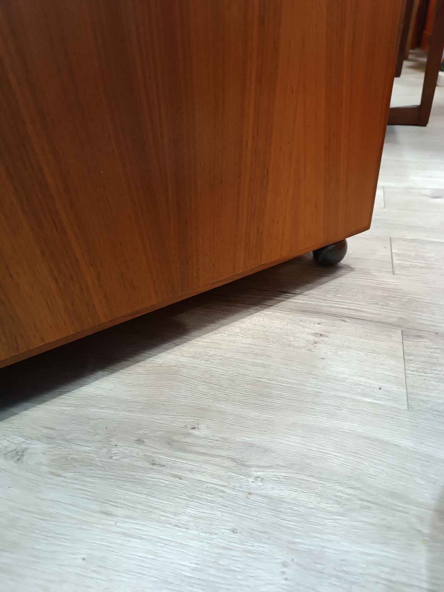 Table basse/coffre cocktail bar à roulettes scandinave