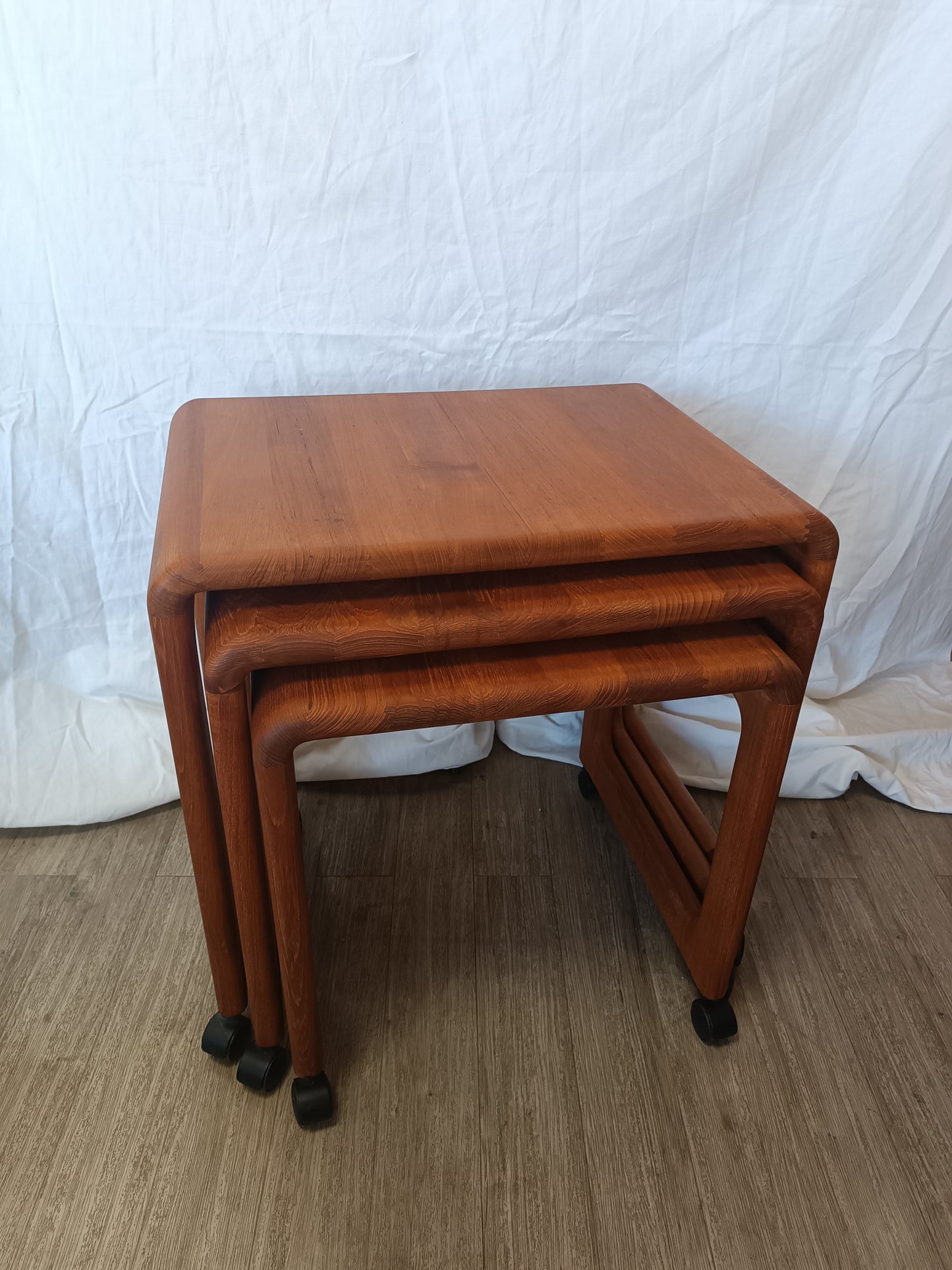 Tables gigognes scandinaves en teck massif