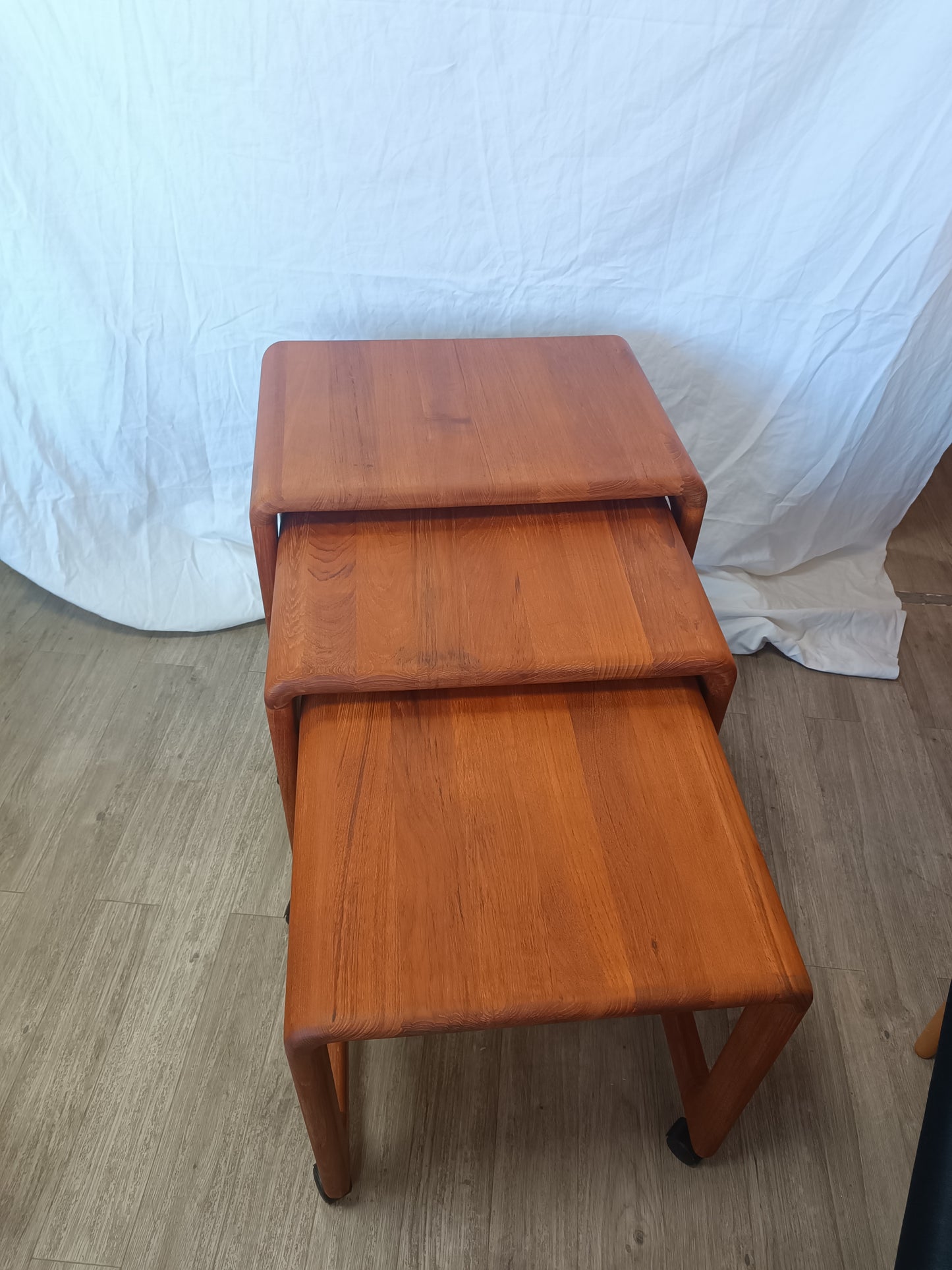 Tables gigognes scandinaves en teck massif