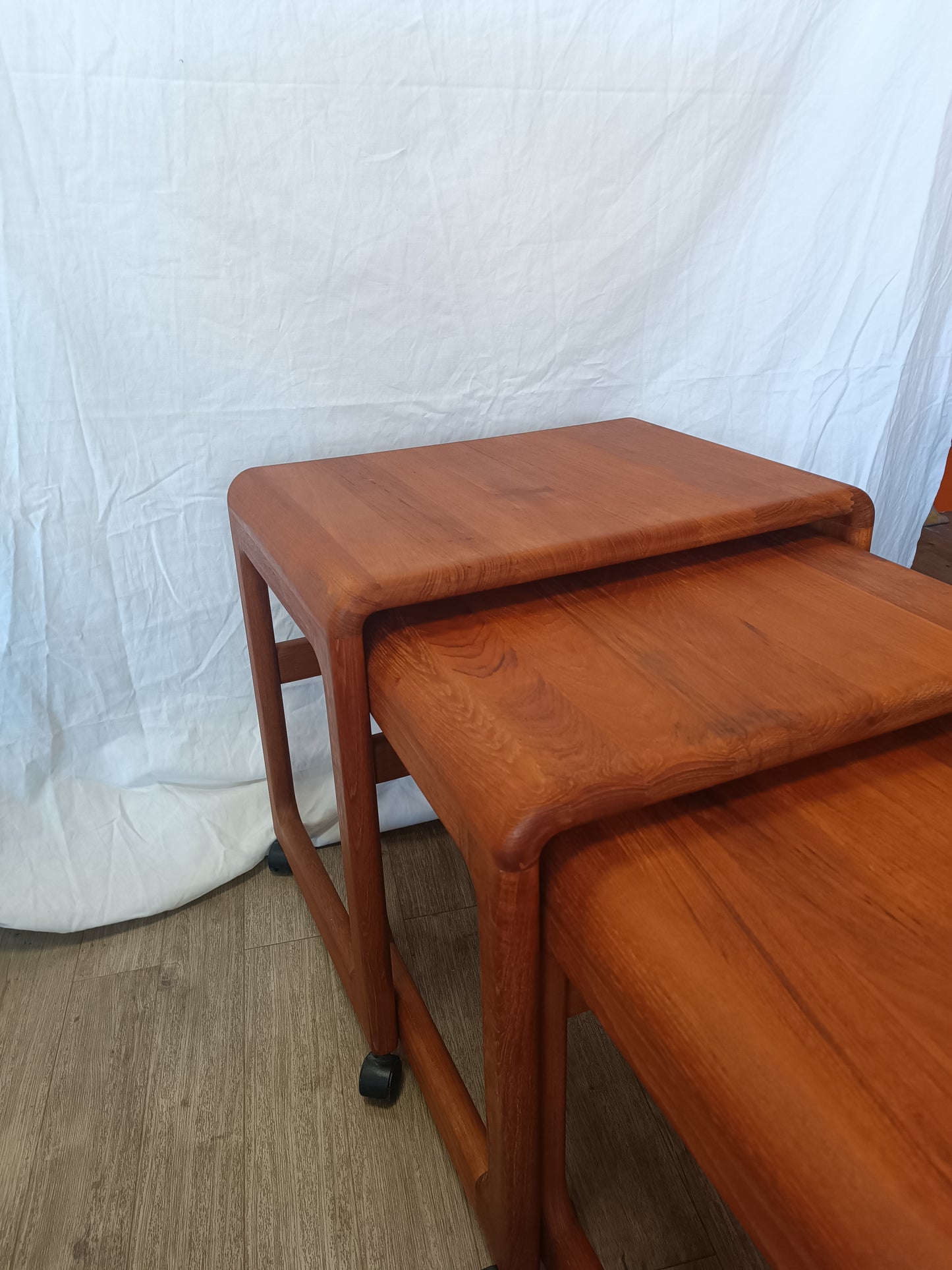 Tables gigognes scandinaves en teck massif