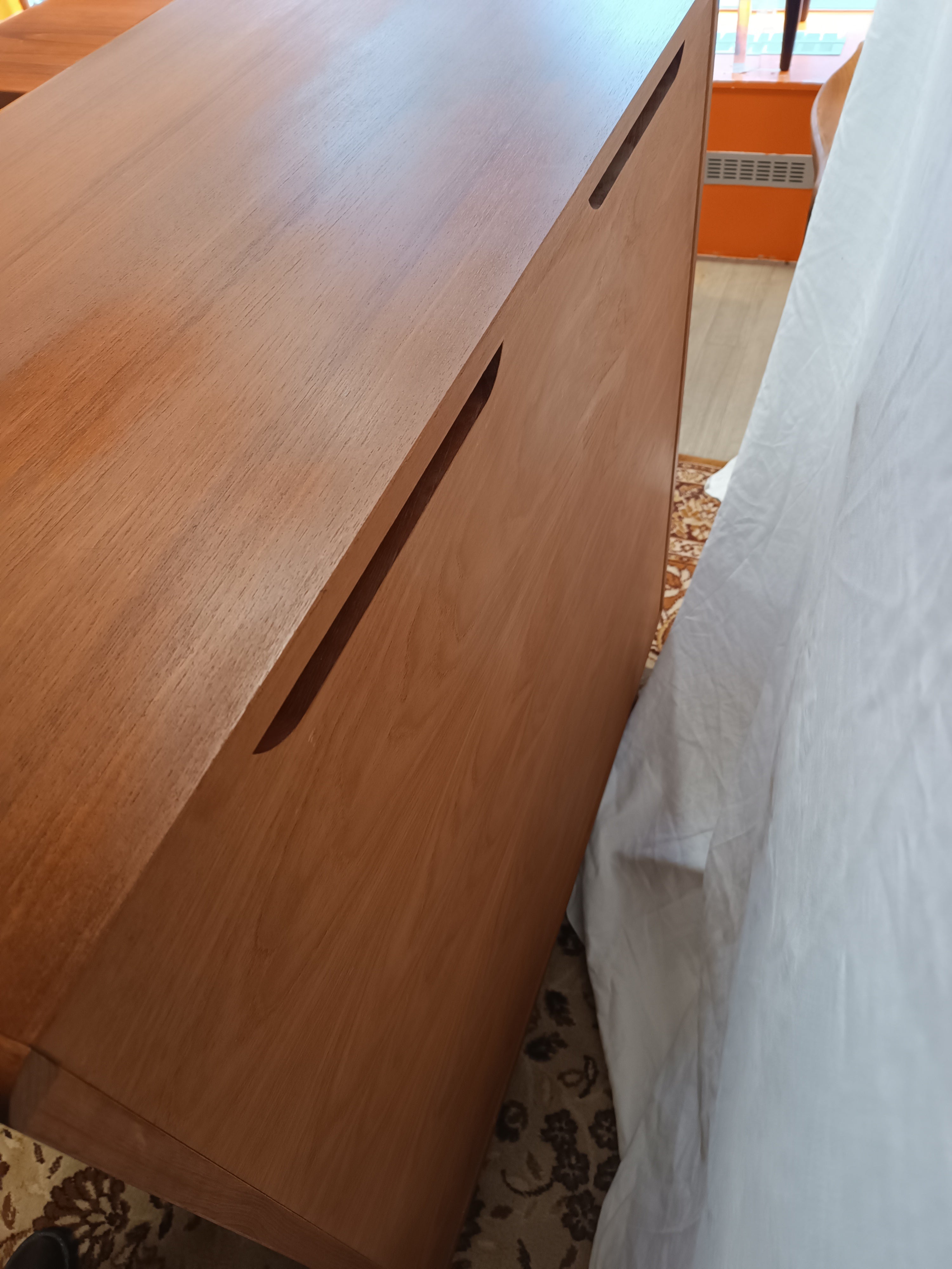 Commode scandinave à portes coulissantes en teck massif