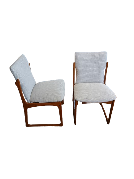 Paire de chaises scandinaves en teck massif et tissu