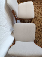 Paire de chaises scandinaves en teck massif et tissu