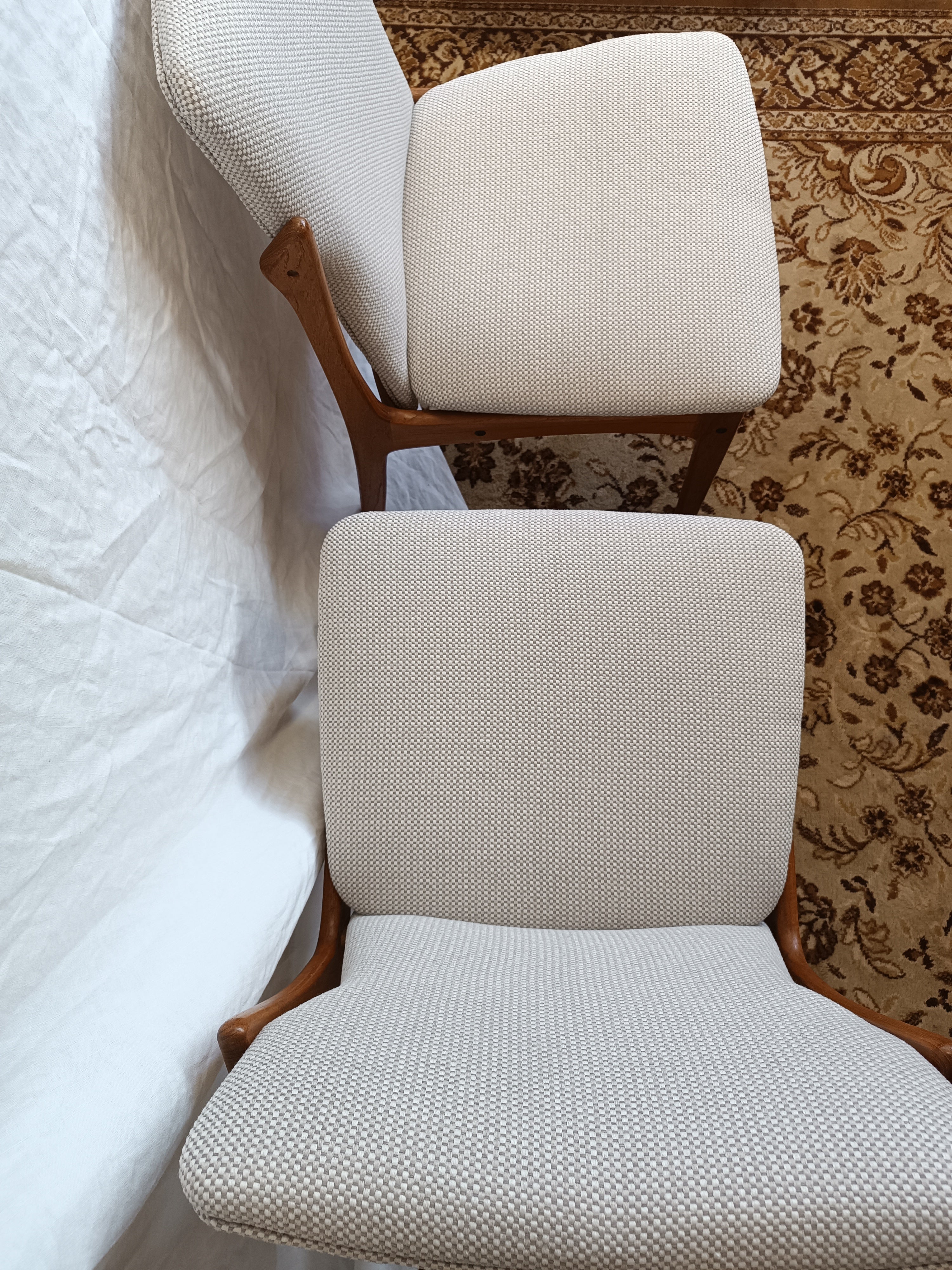 Paire de chaises scandinaves en teck massif et tissu