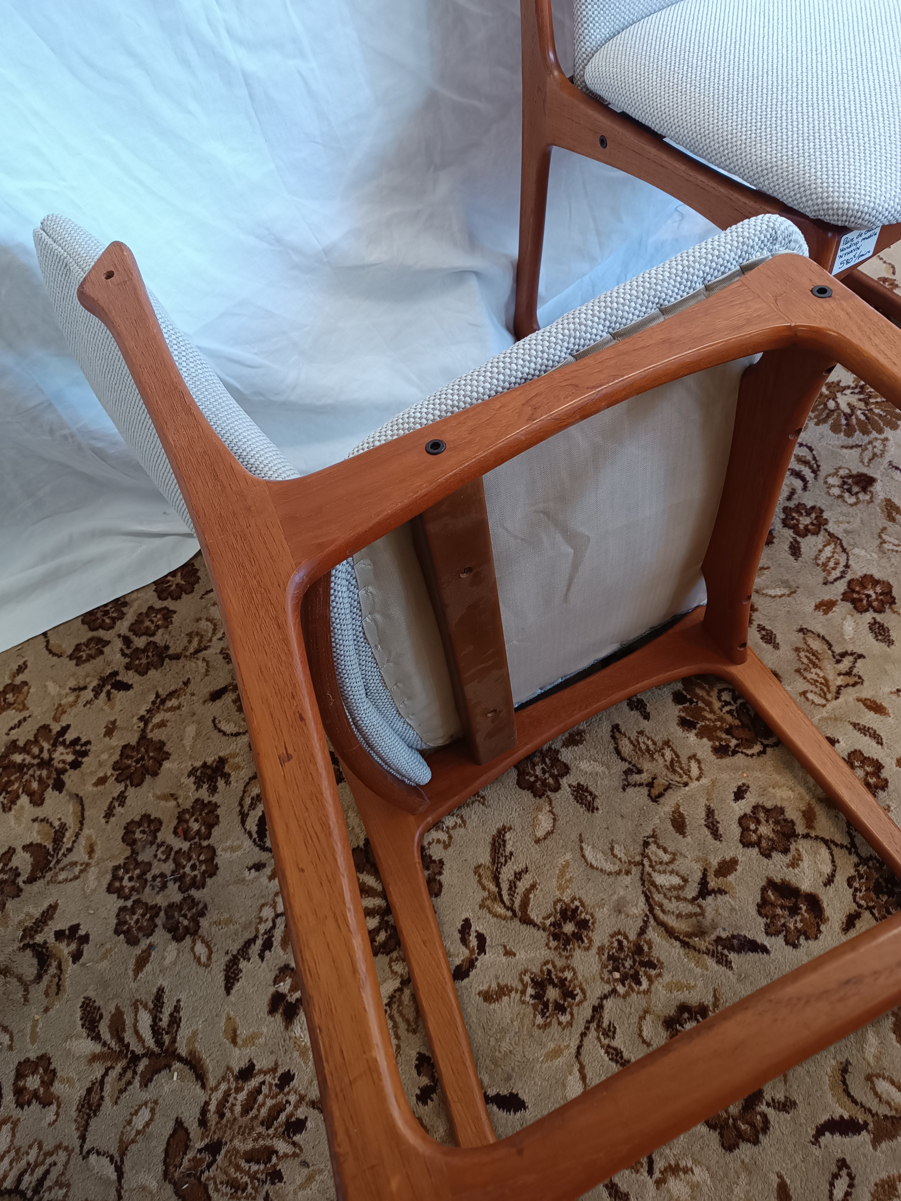 Paire de chaises scandinaves en teck massif et tissu