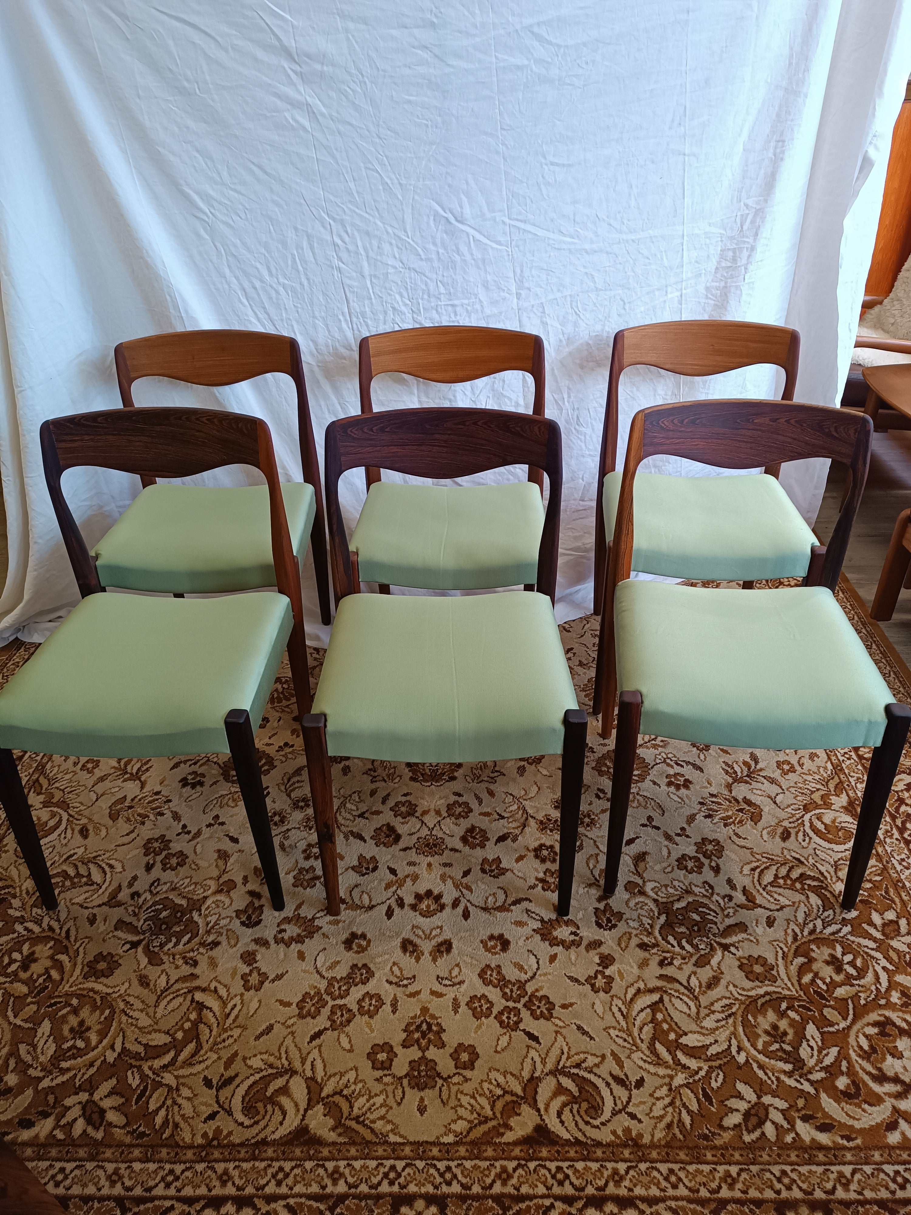 Lot de six chaises scandinaves en teck et palissandre tissu vert années 60's