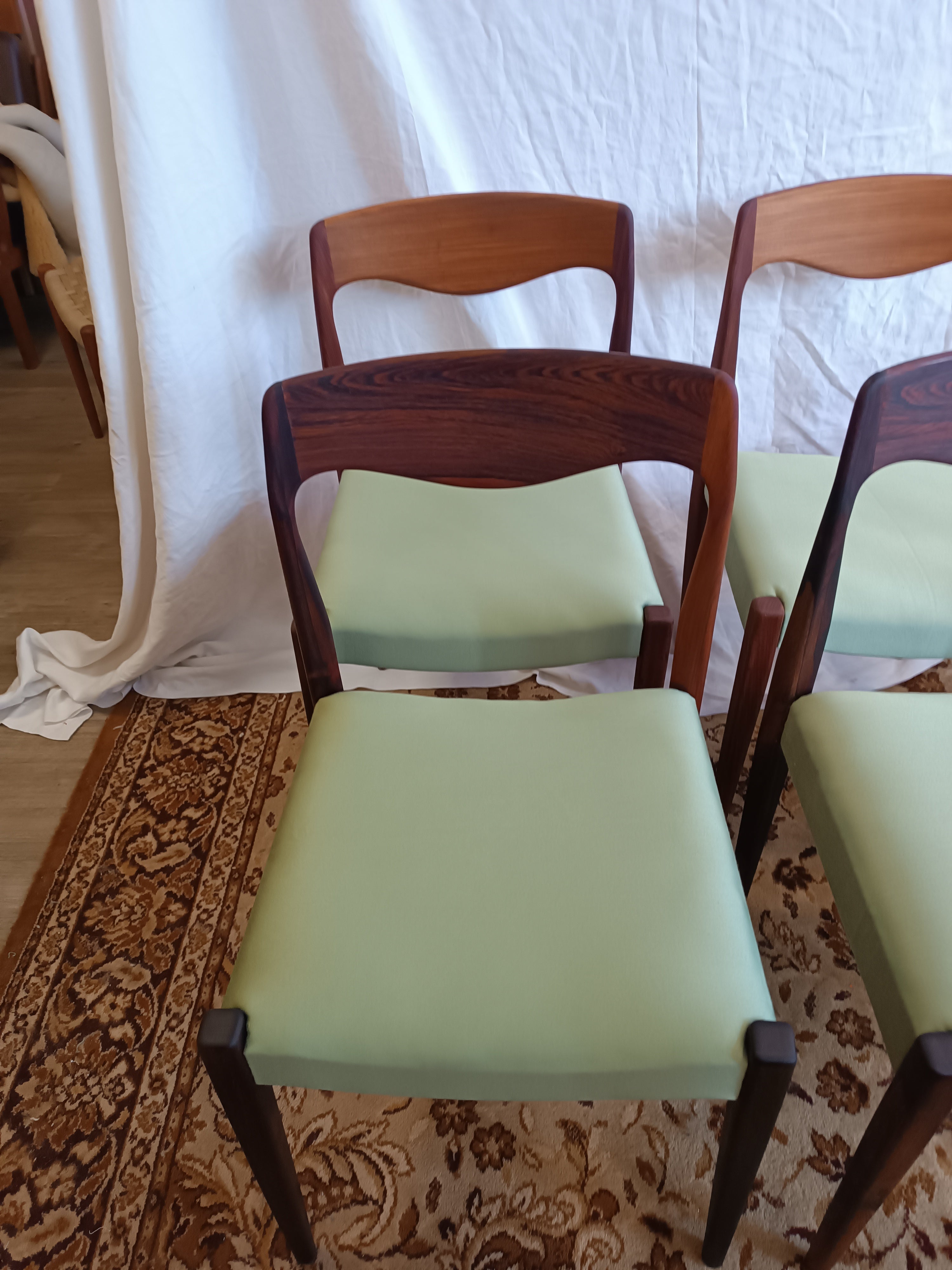 Lot de six chaises scandinaves en teck et palissandre tissu vert années 60's