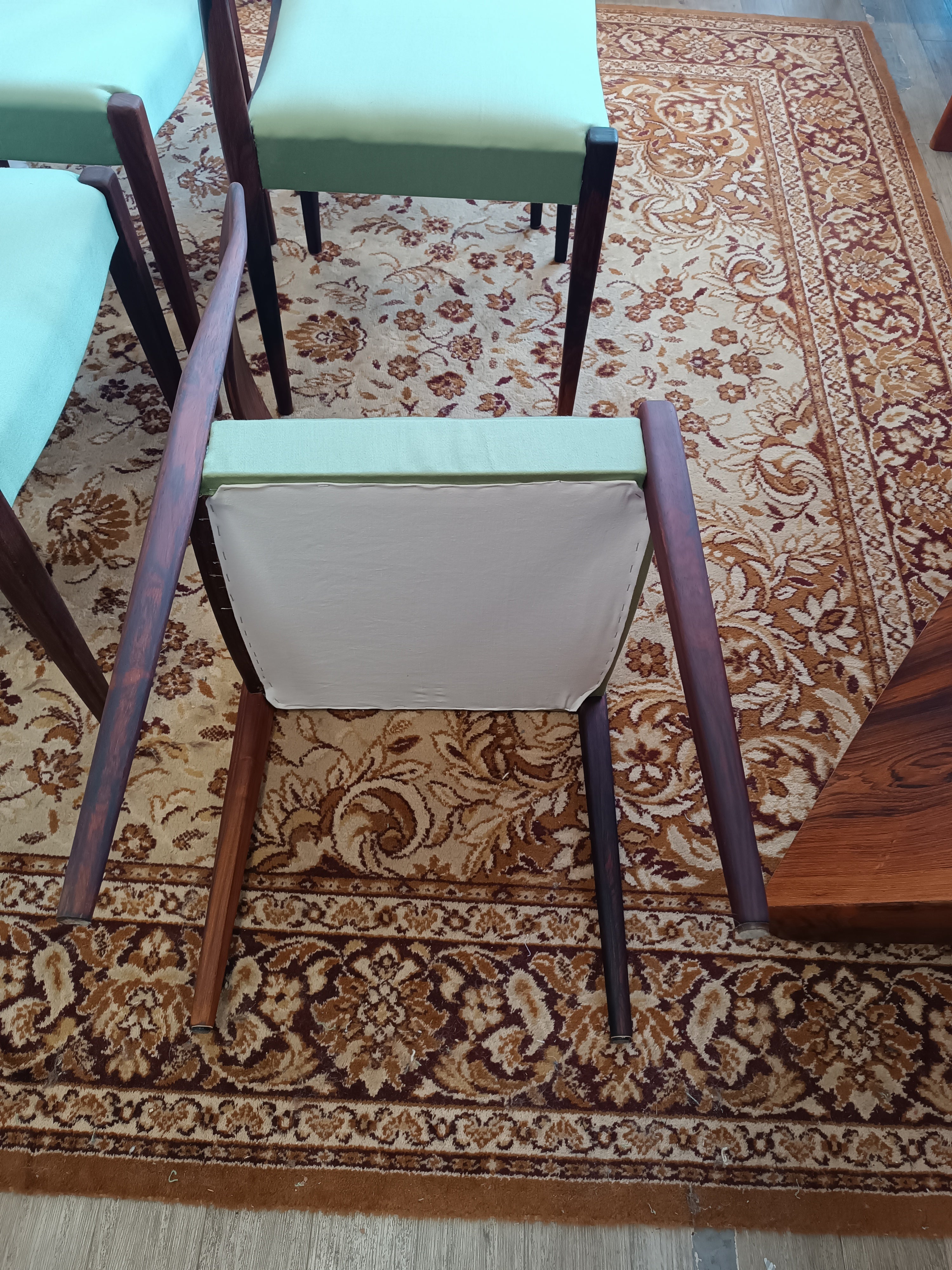 Lot de six chaises scandinaves en teck et palissandre tissu vert années 60's