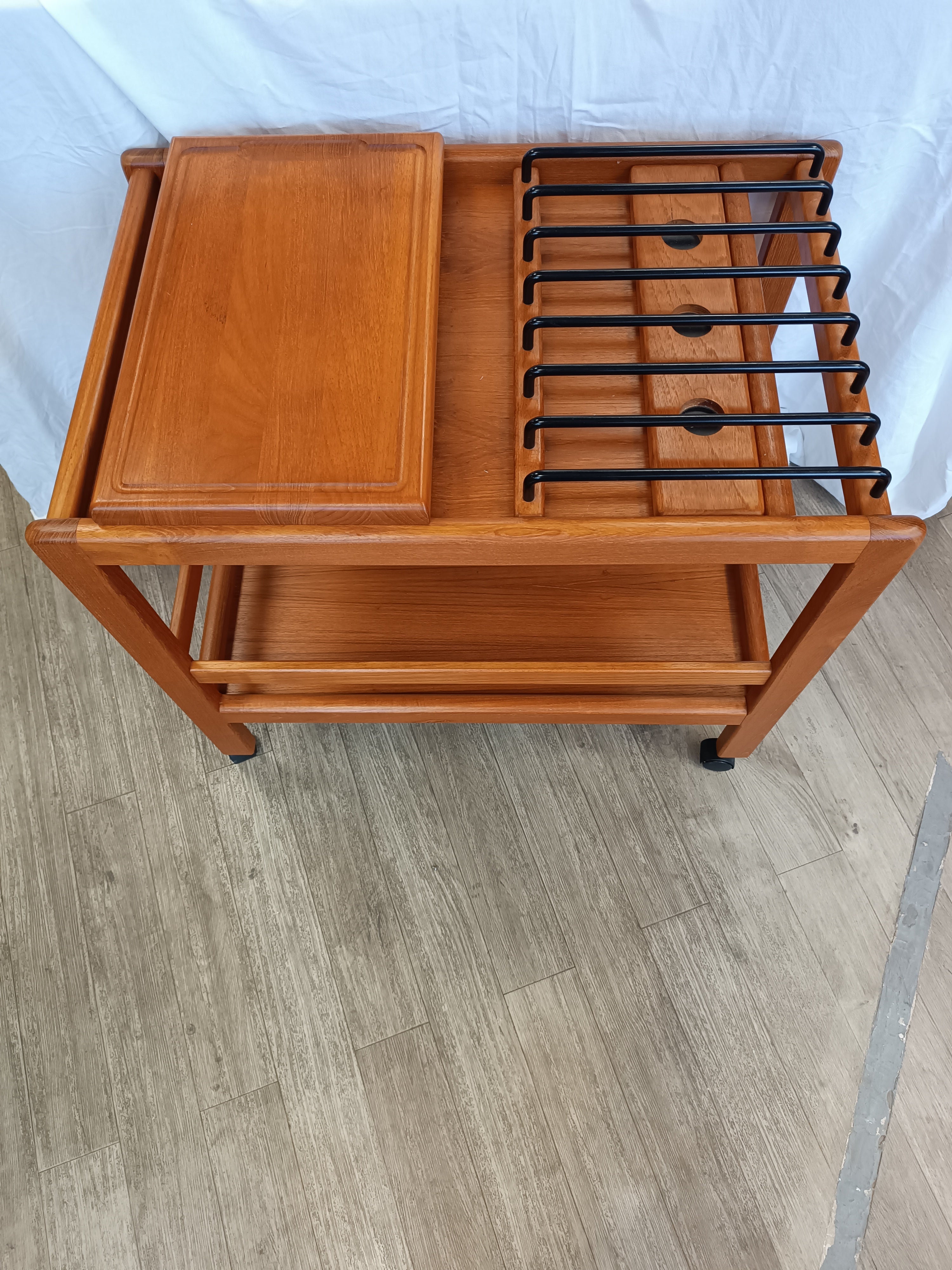 Desserte scandinave en teck massif 1970's