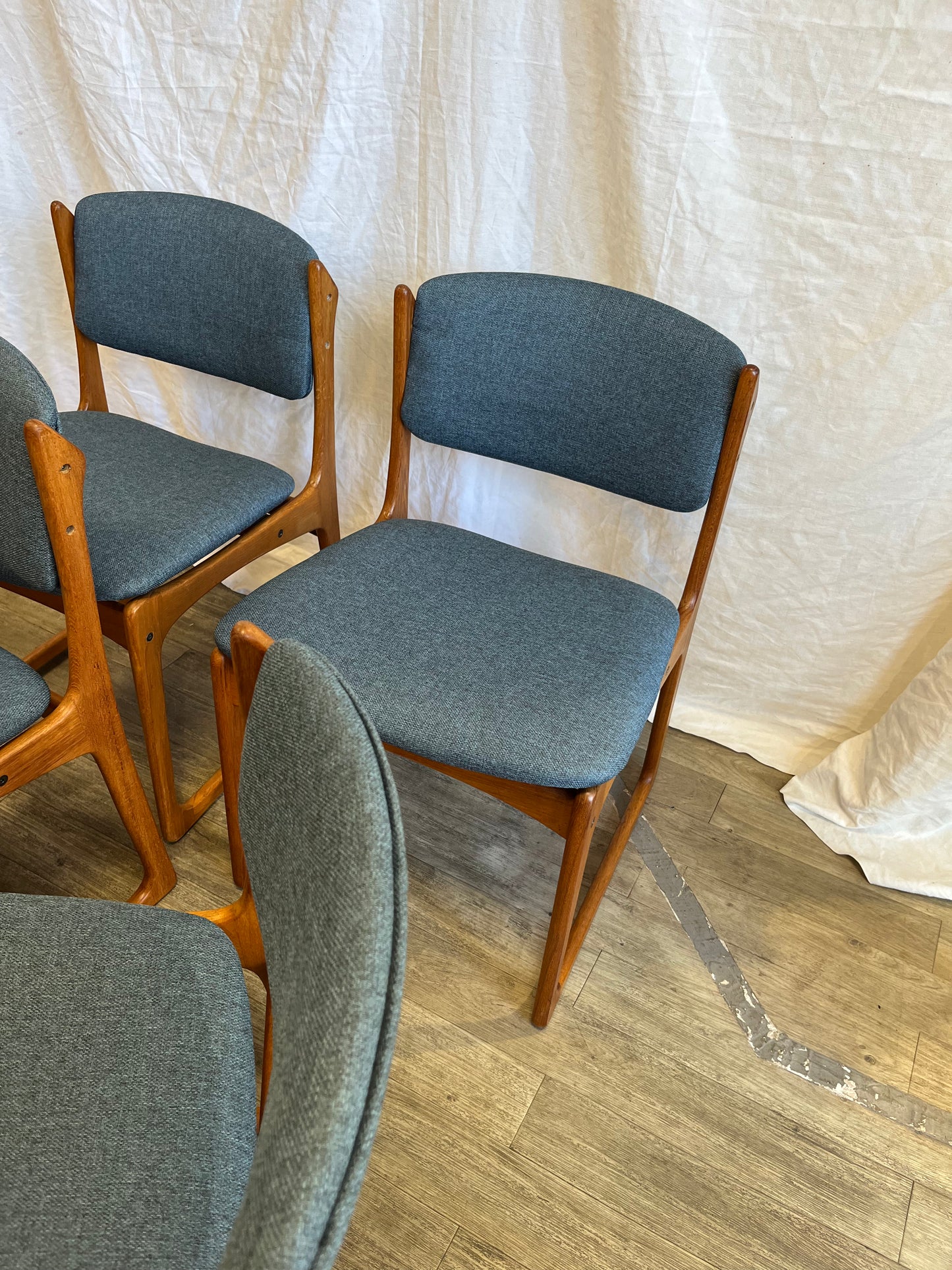 Chaises scandinaves en teck massif Erik Buch 1960