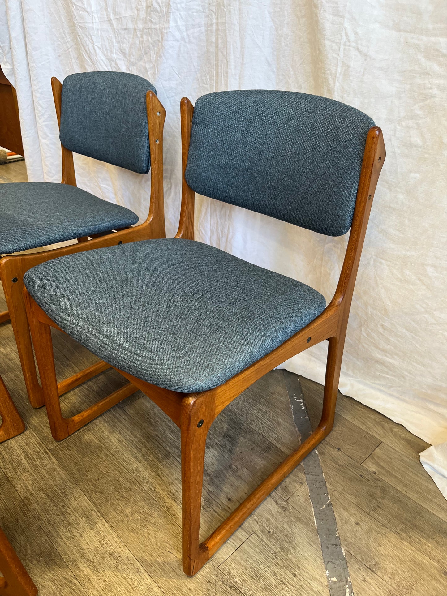 Chaises scandinaves en teck massif Erik Buch 1960