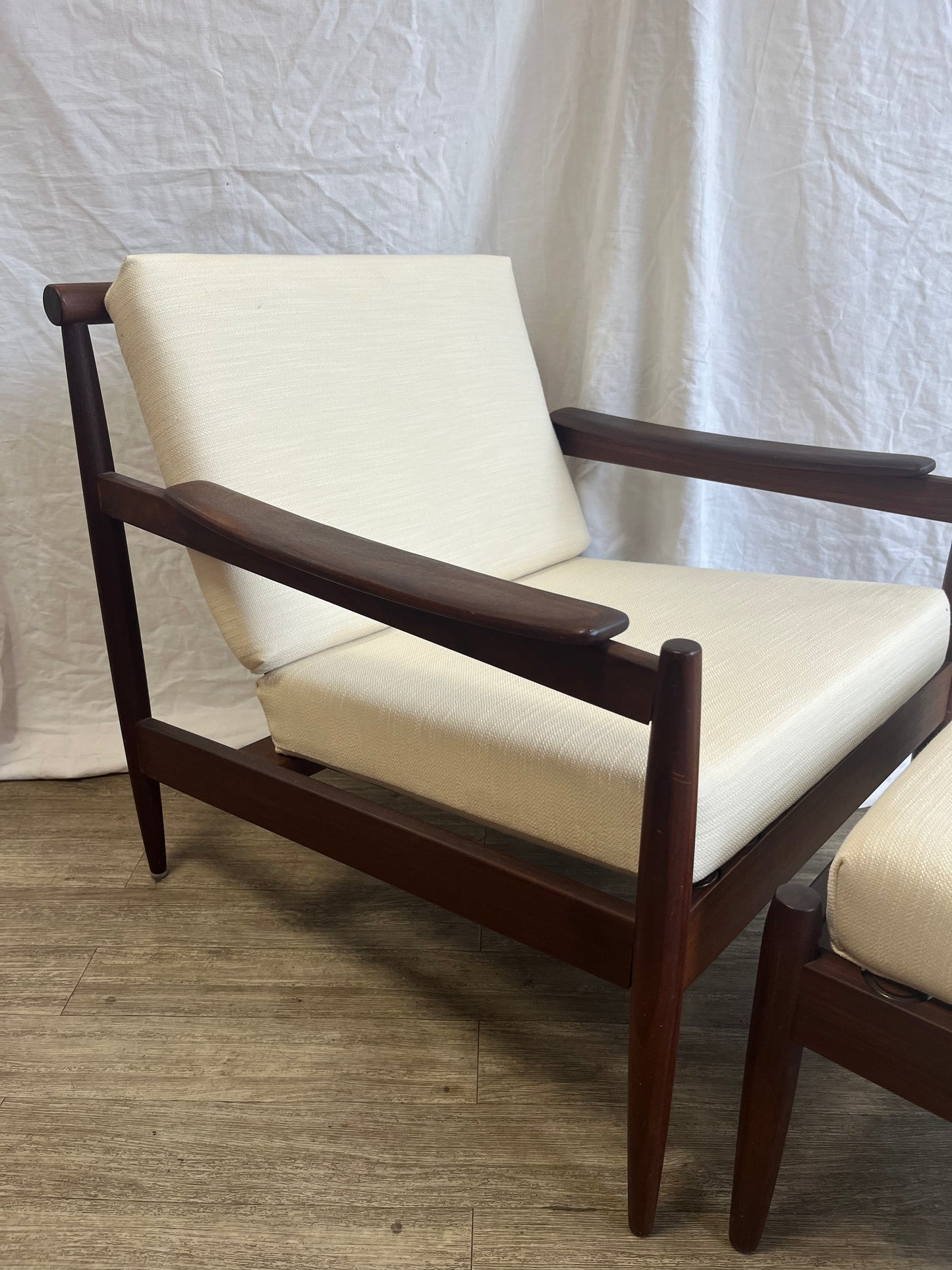 Fauteuil scandinave en teck massif avec ottoman 1960