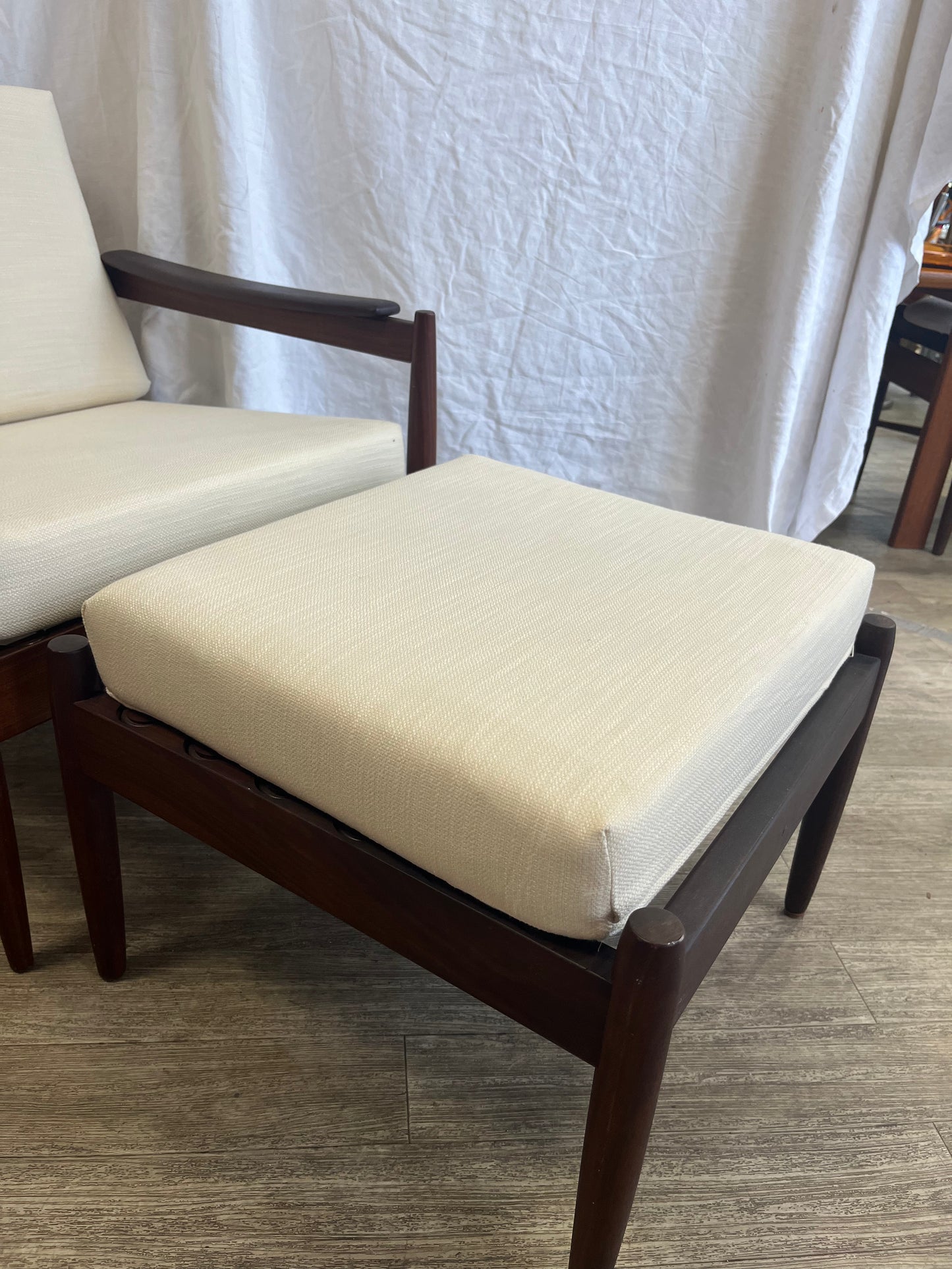 Fauteuil scandinave en teck massif avec ottoman 1960
